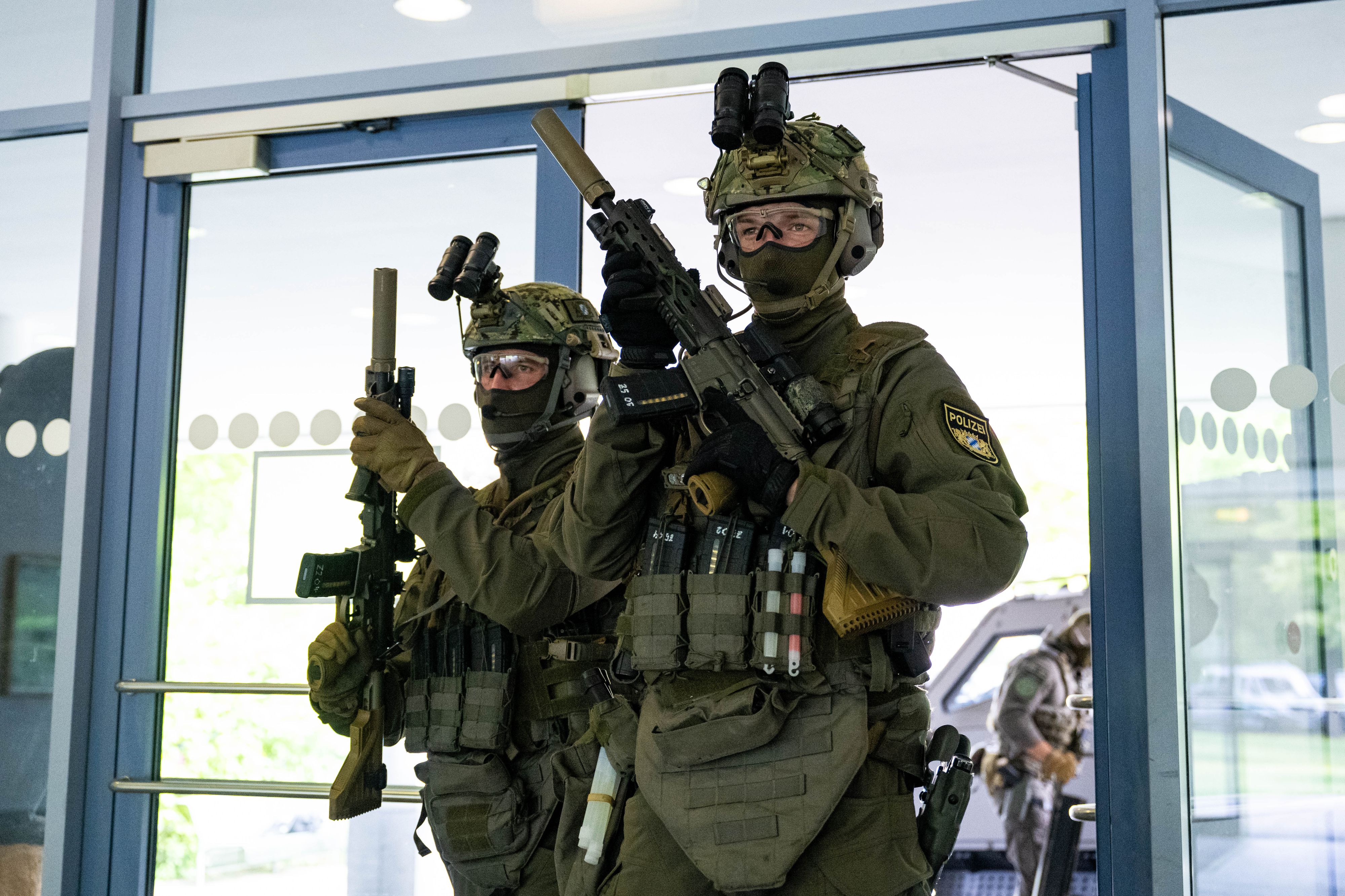 An einer Schule in Lübeck (Deutschland) rückten am Morgen SEK-Kräfte an (SYMBOLBILD).