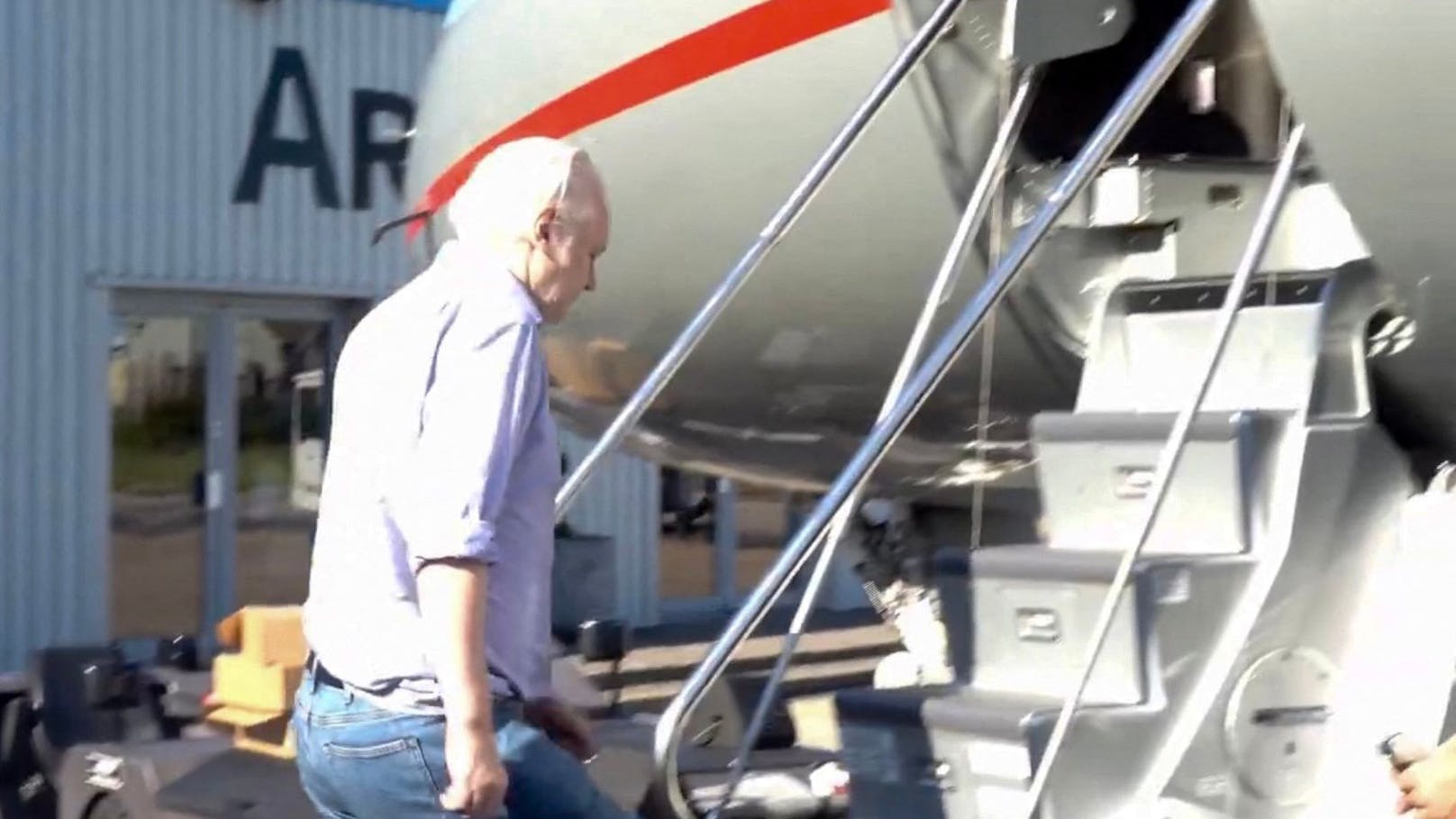 Das Portal veröffentlichte in der Nacht zum Dienstag ein Video, das zeigen soll, wie der 52-Jährige am Montag am Londoner Flughafen Stansted ein Flugzeug besteigt.