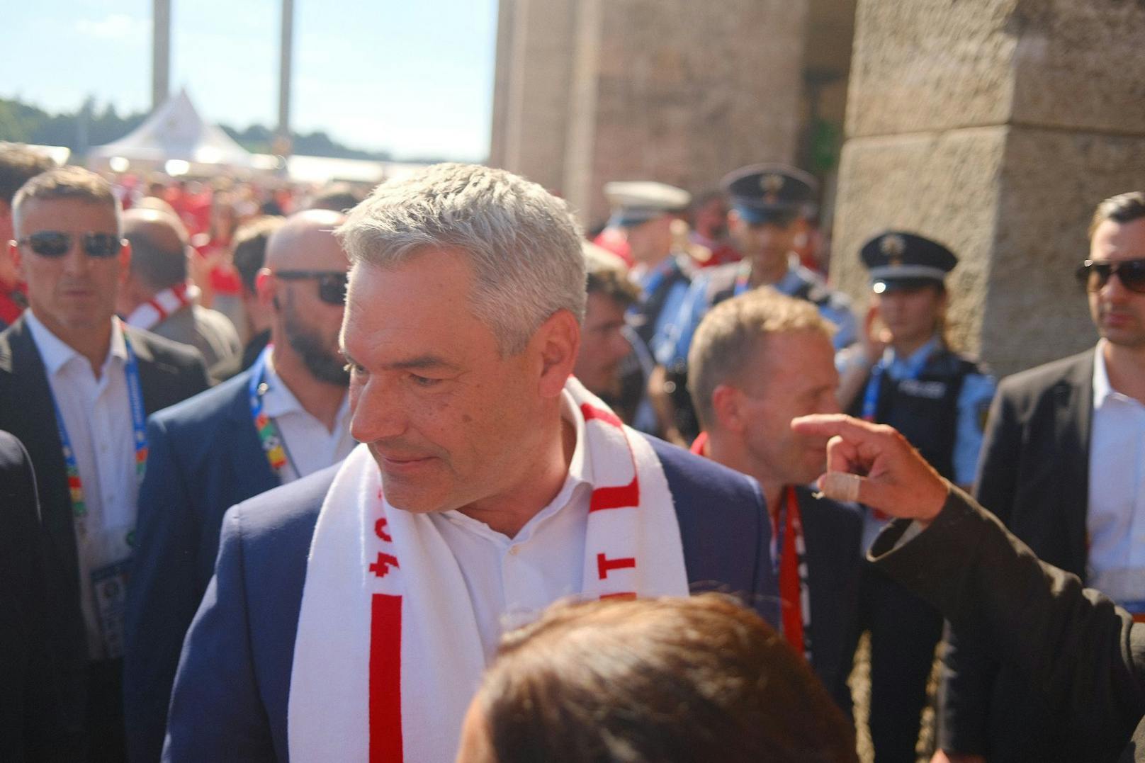 Bundeskanzler Karl Nehammer (ÖVP) mit Fan-Schal vor dem Olympiastadion.