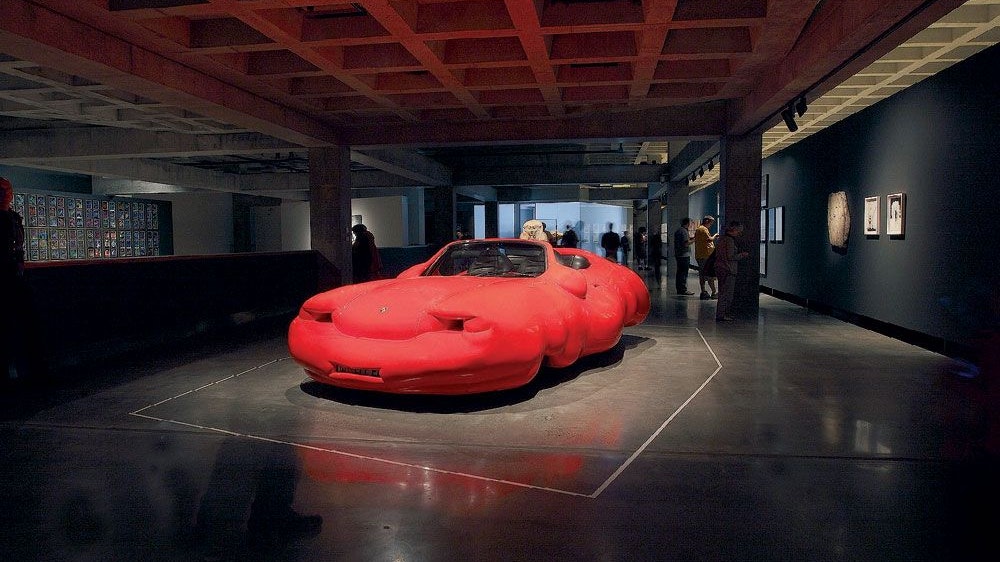 Ist ebenfalls im MONA zu sehen: Erwin Wurms knallrotes Kunstwerk "Fat Car" aus 2006