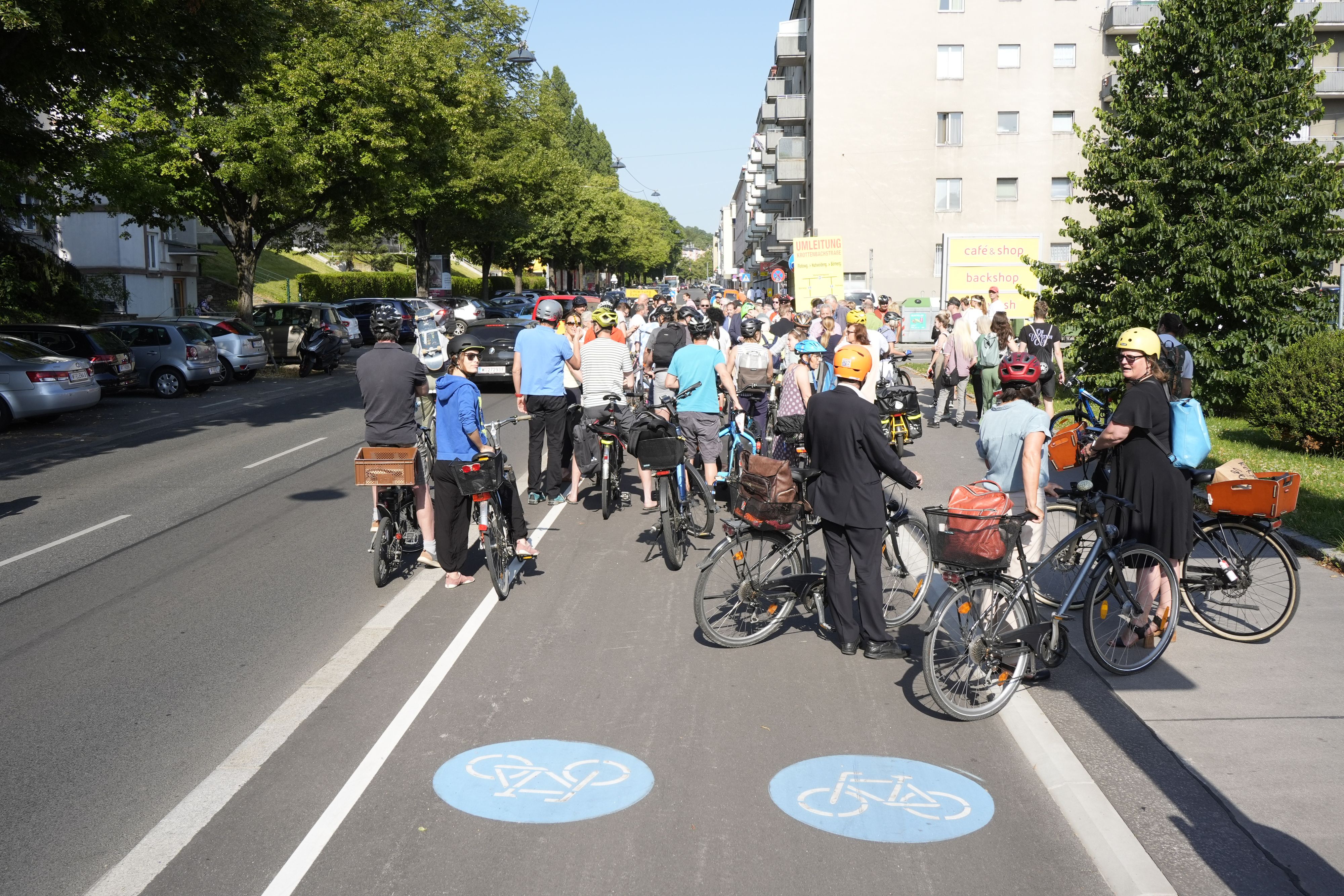 Der Zwei-Richtungs-Radweg in der Krottenbachstraße wurde 2024 eröffnet.