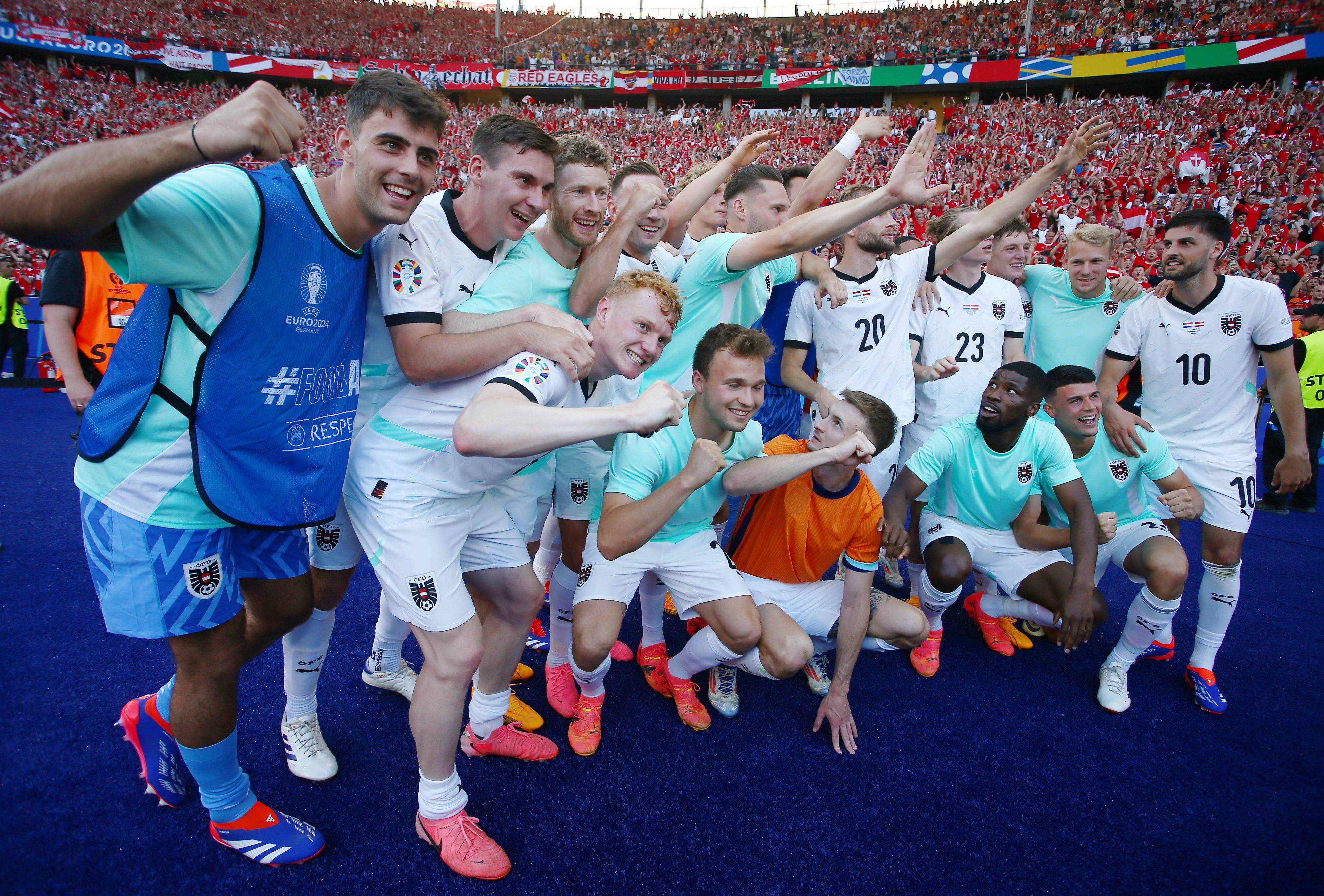 Die Österreichischen EM-Helden vor der rot-weiß-roten Fankurve.