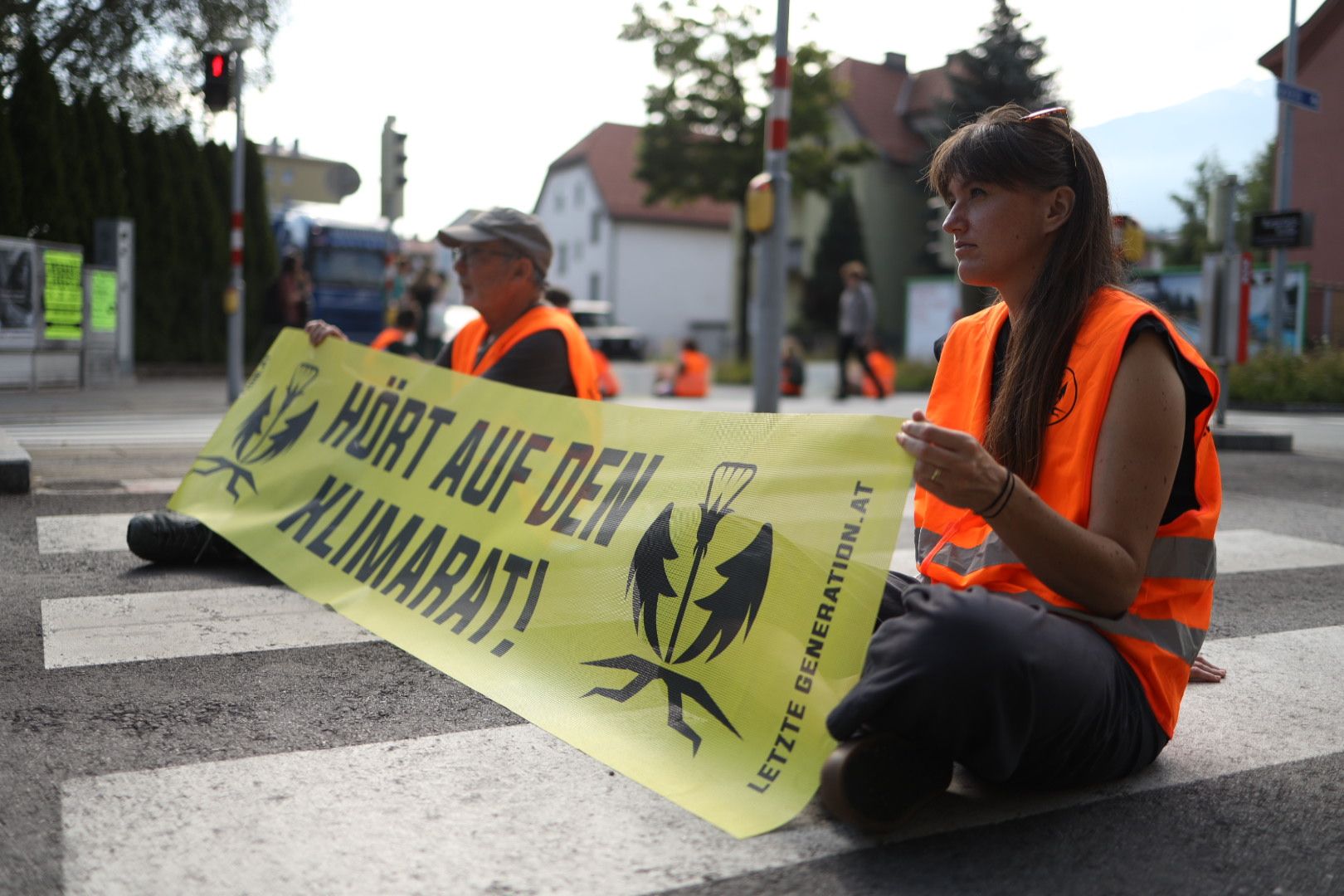 In Innsbruck setzen die Klima-Kleber auf eine neue, weniger radikale Taktik.