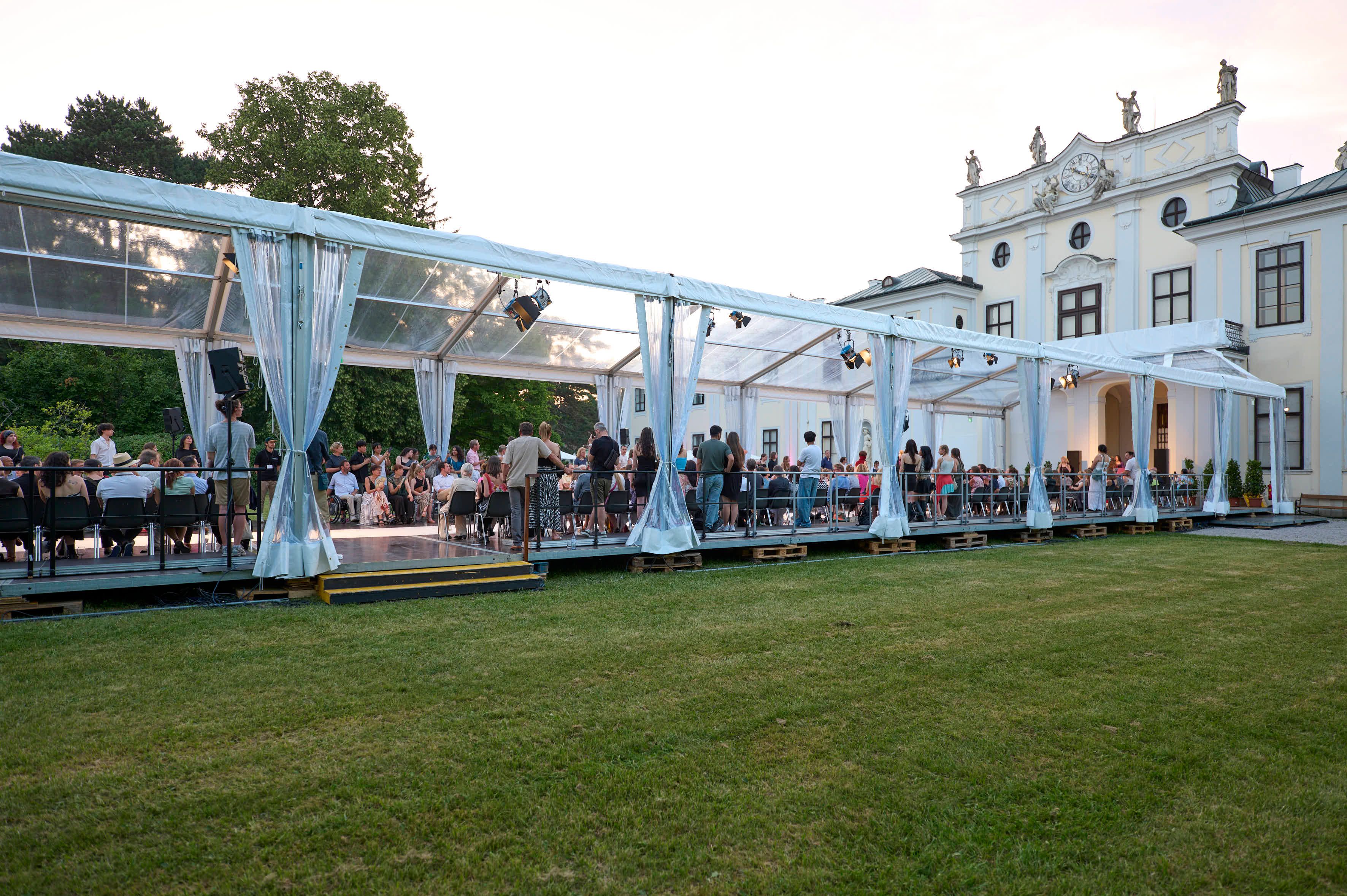 Malerische Kulisse: Die Modeschule Wien ist im Schloss Hetzendorf untergebracht. Dass ein Laufsteg in den Park passt, trifft sich da nur zu gut!