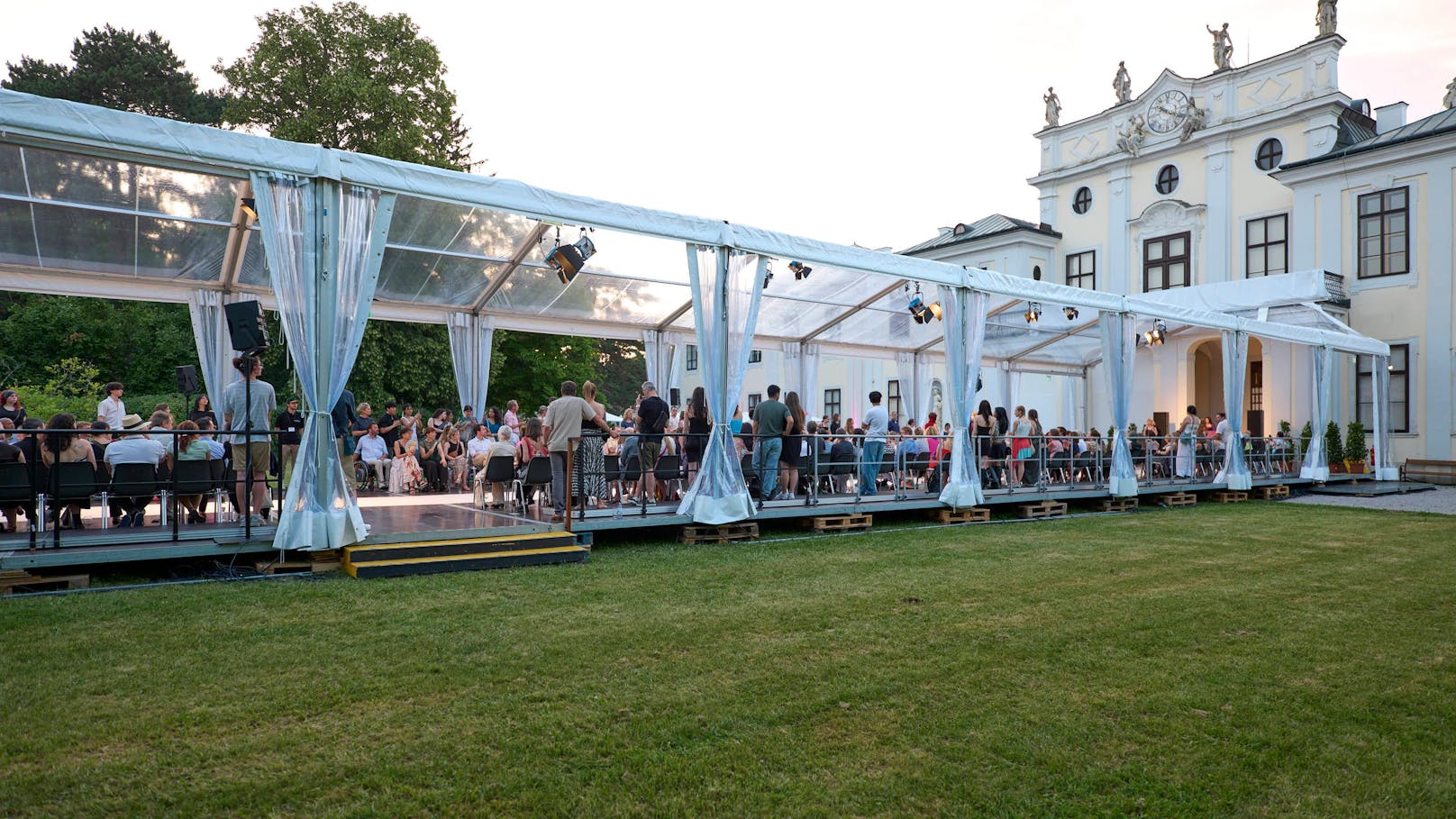 Tropisch heiße Fashion-Show in der Modeschule Wien