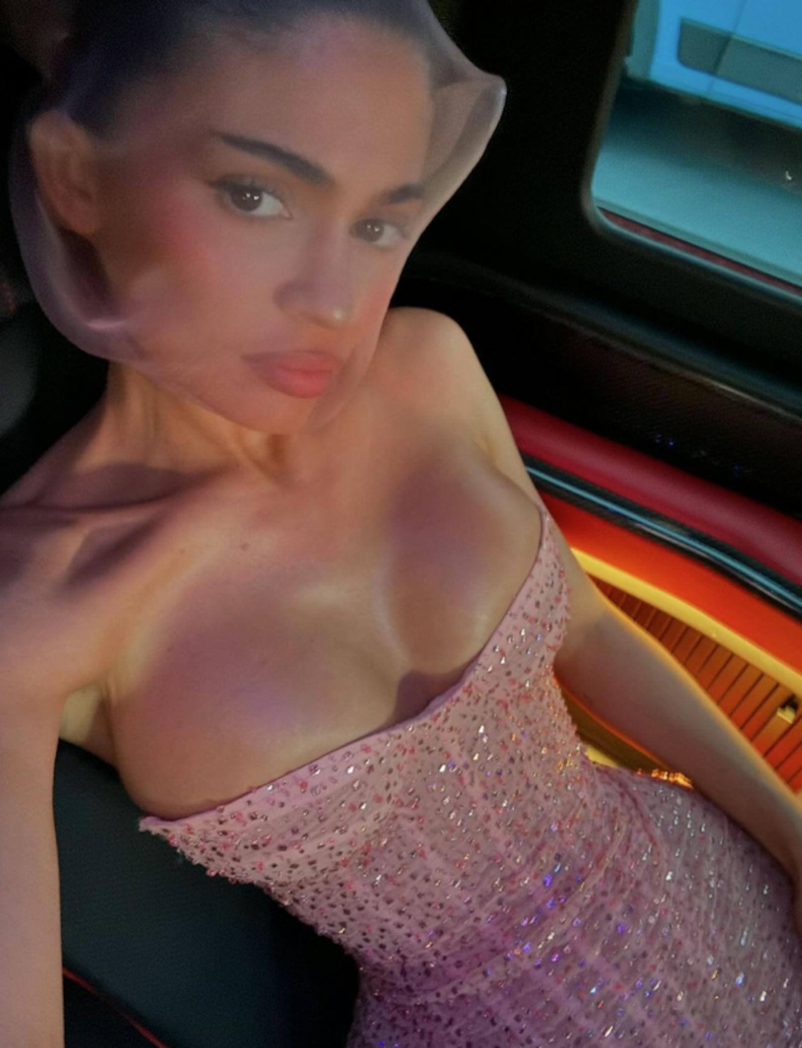 Kylie Jenner ging mit einem transparenten Sack über den Kopf zur Fashionshow von Schiaparelli.