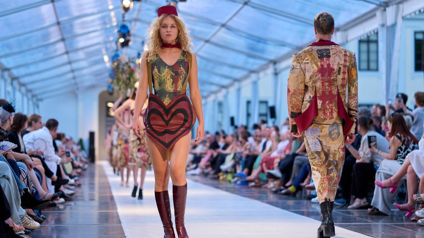 Tropisch heiße Fashion-Show in der Modeschule Wien
