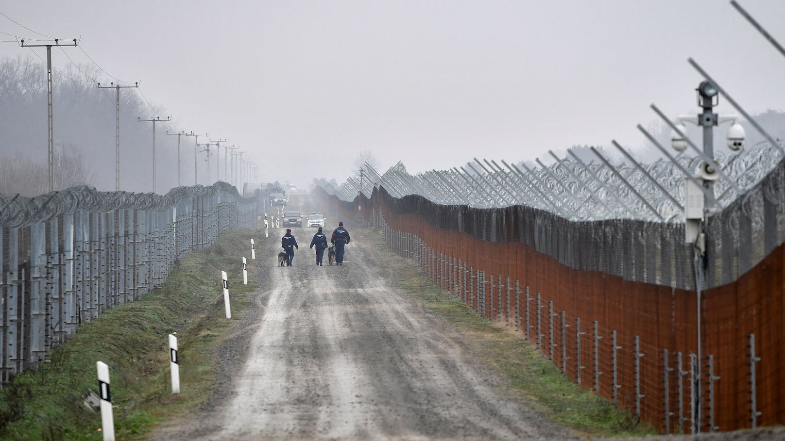 Ungarn fährt eine sehr restriktive Asylpolitik, die Grenzen sind geschützt und es wird Asylsuchenden fast unmöglich gemacht, überhaupt ein Asylgesuch zu stellen. Das wirkt aus ungarischer Perspektive: Die Asylzahlen sind extrem tief.
