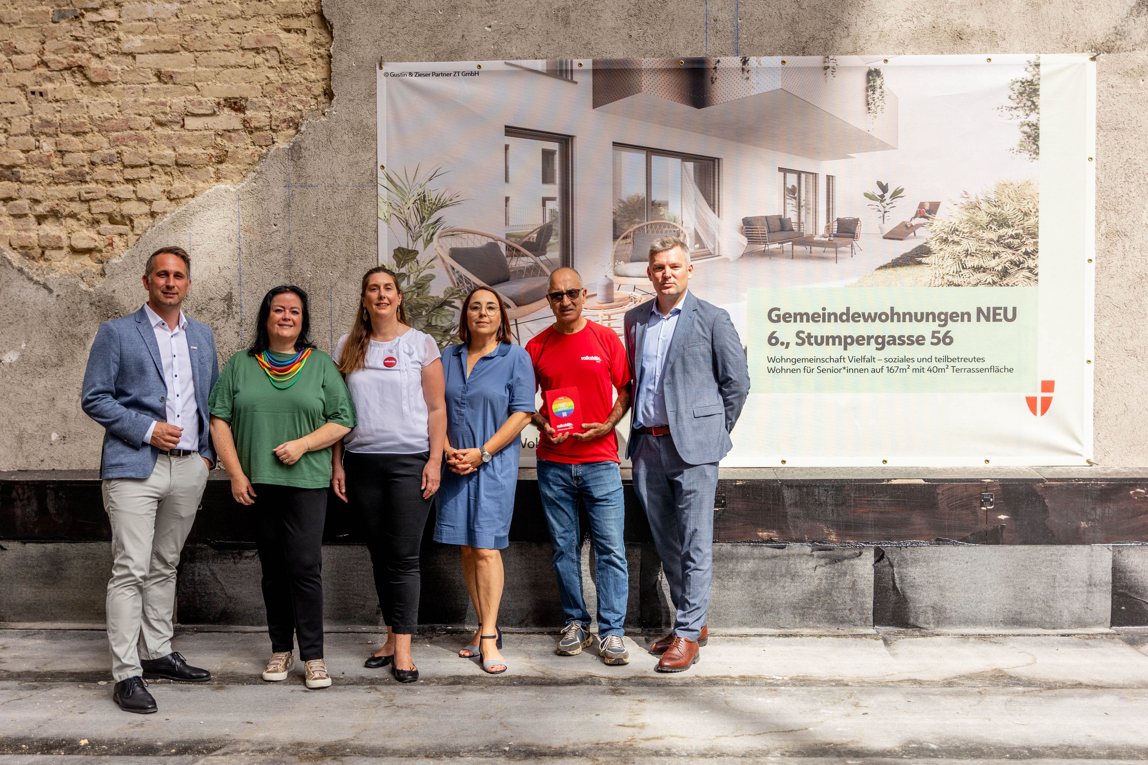 Aramis Glück (Fachbereichsleiter Baumanagement, Wiener Wohnen), GRin Nicole Berger-Krotsch, Julia Doppler (Fachbereich Sozial, Volkshilfe Wien), Bezirksvorsteher-Stv.in Julia Lessacher, Senol Grasl-Akkilic (Leiter Büro Diversität, Volkshilfe Wien), Johannes Pritz (Vizedirektor Wiener Wohnen)