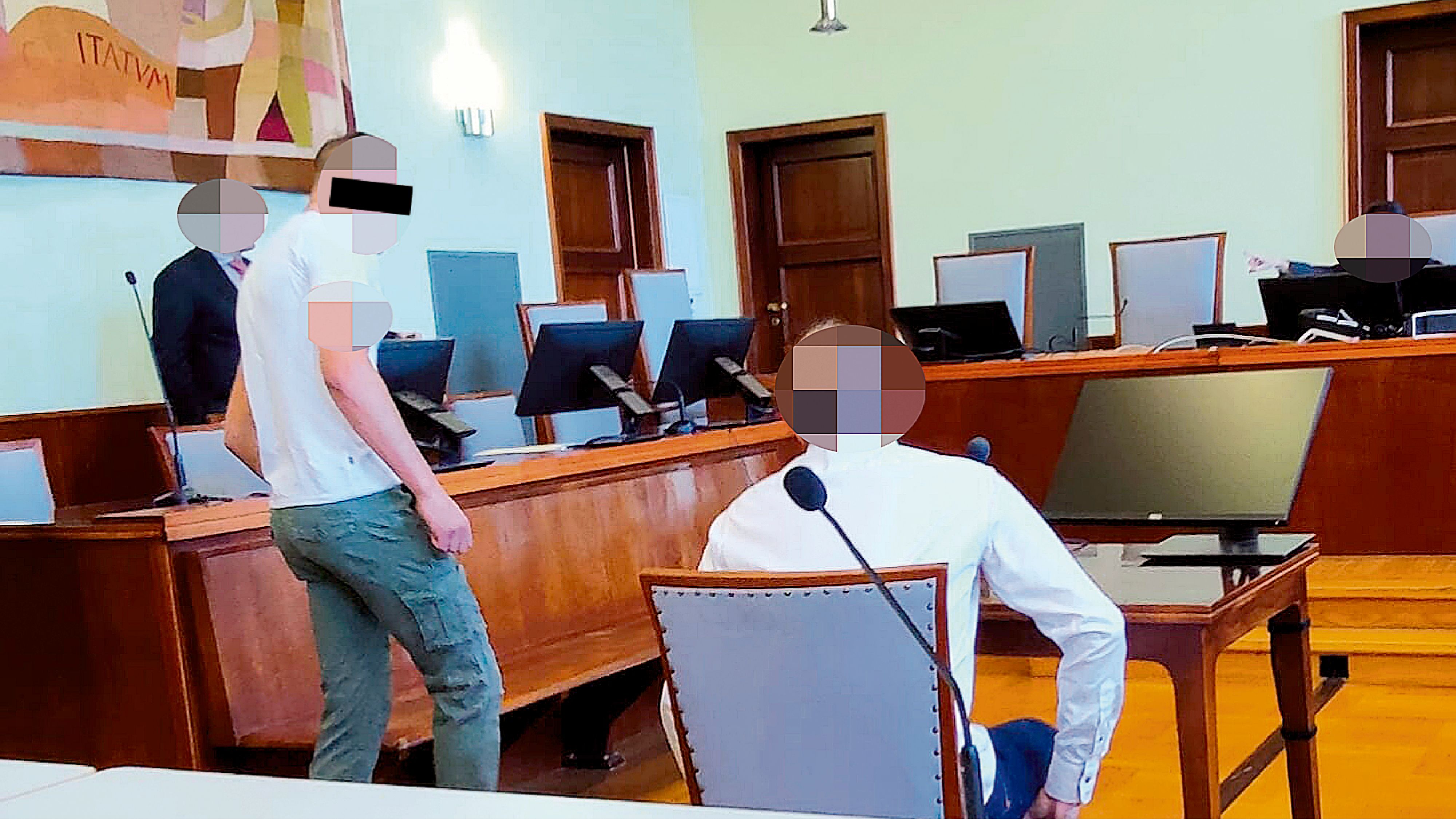 Prozess in Wr. Neustadt: Zwei Jahre Haft für den 25-Jährigen (T-Shirt, stehend); Freispruch für den 35-Jährigen (sitzend)