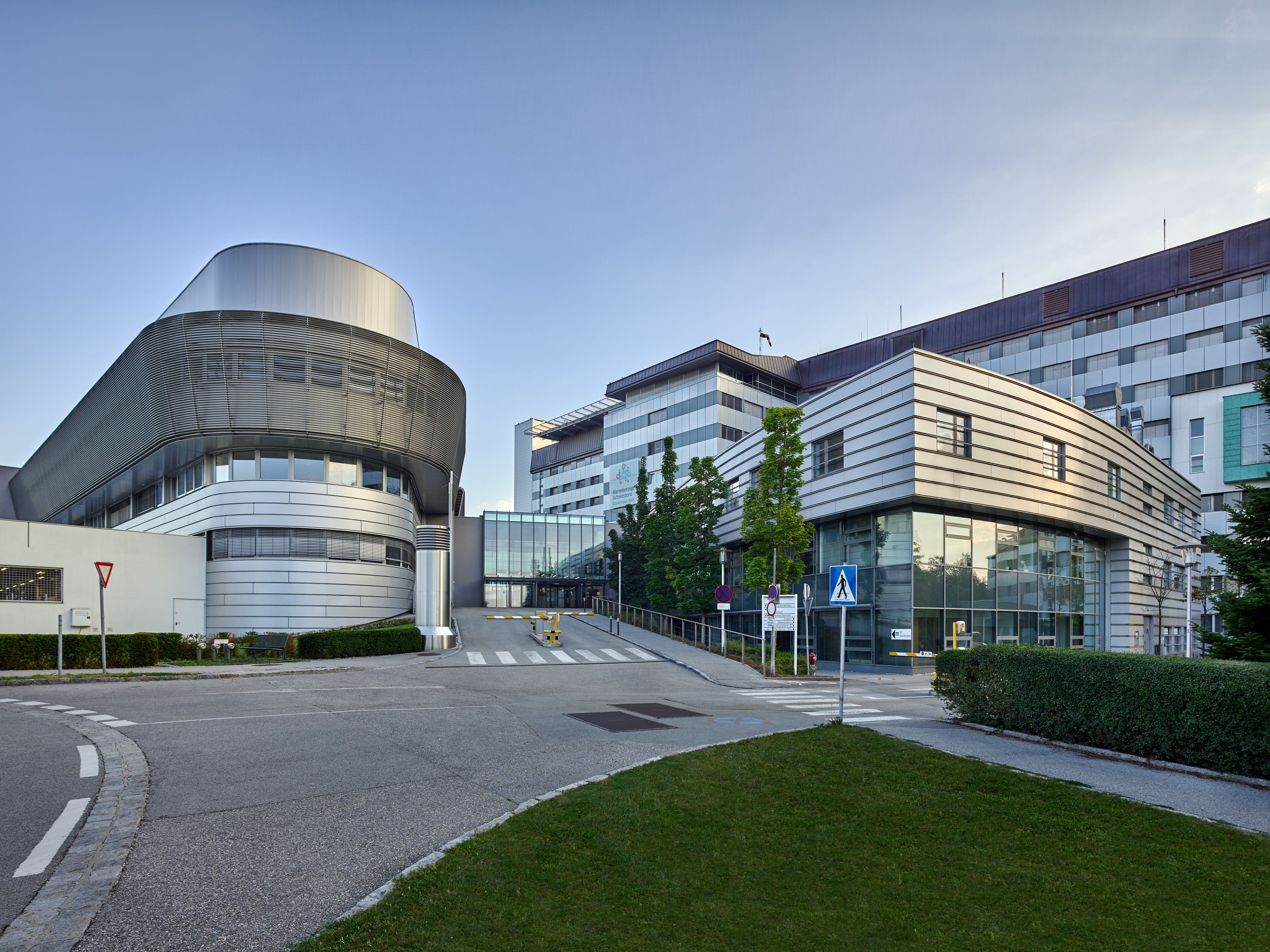 Die verletzten Motocross-Fahrer wurden ins Krankenhaus Barmherzige Schwestern eingeliefert.