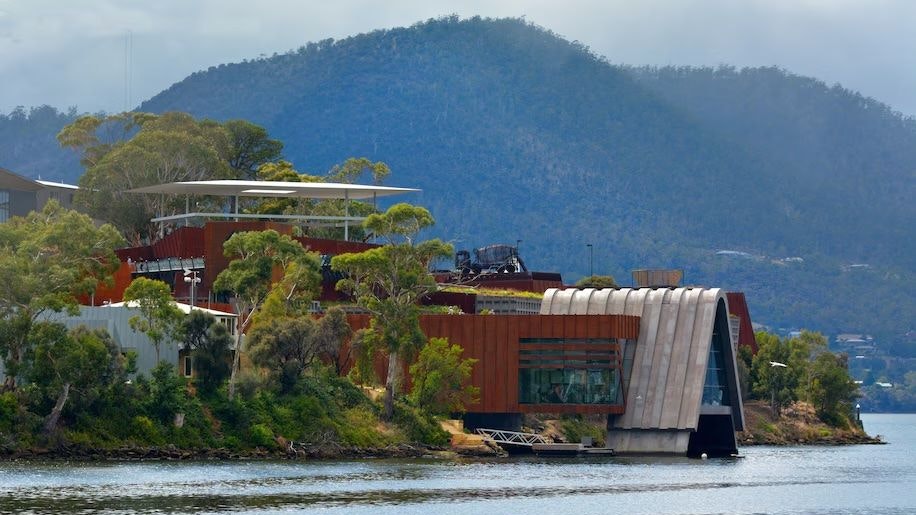 Das Museum of Old and New Art (MONA) in Hobart wurde ganz nach den Wünschen des Selfmade-Milliardärs Davod Walsh errichtet. Ein Großteil des Gebäudes befindet sich unterirdisch