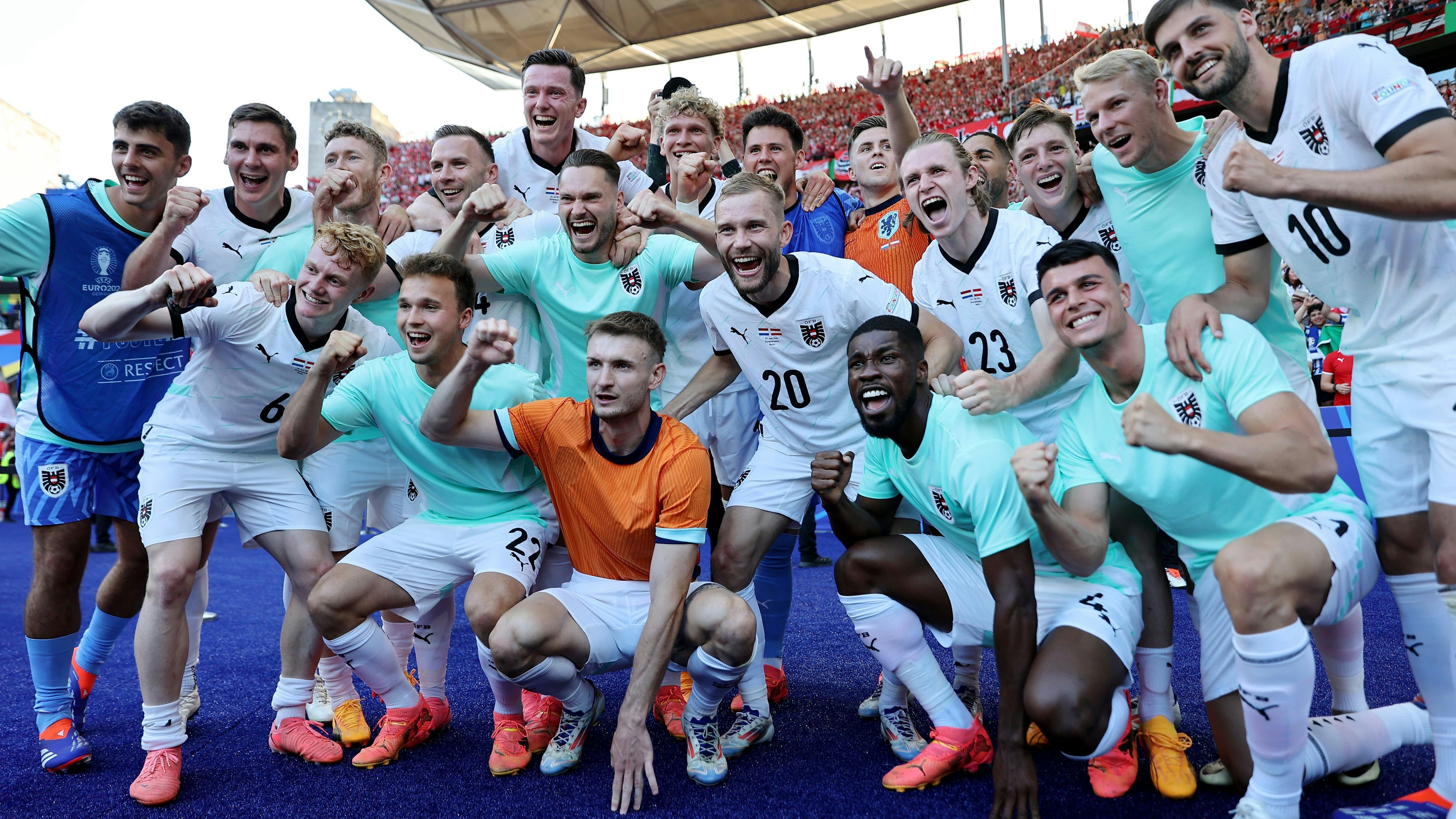 Das Mannschafts-Jubelfoto nach dem Triumph im Olympiastadion