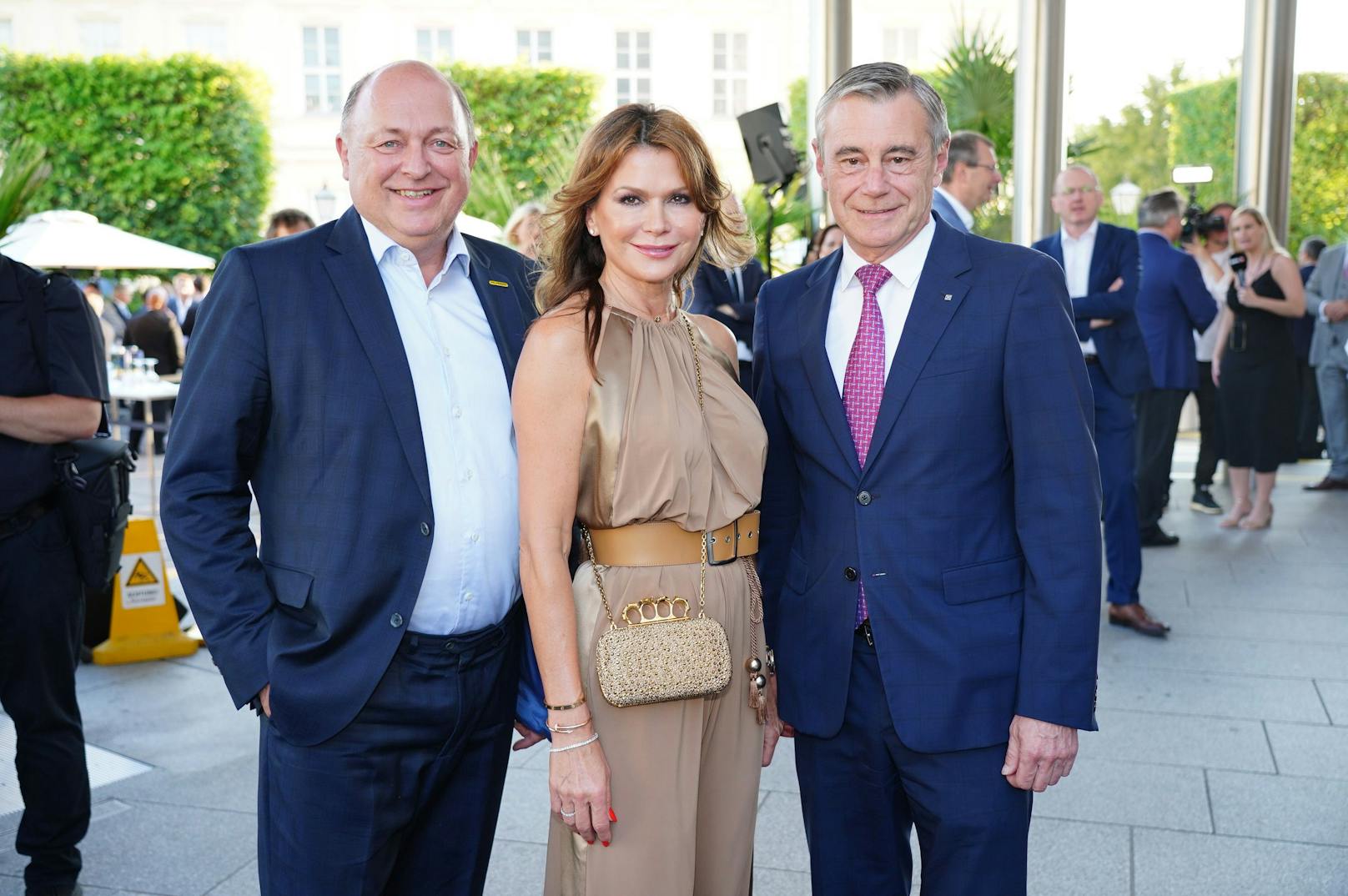 Andreas Klauser mit Ehefrau Jolanta und Heinrich Schaller.