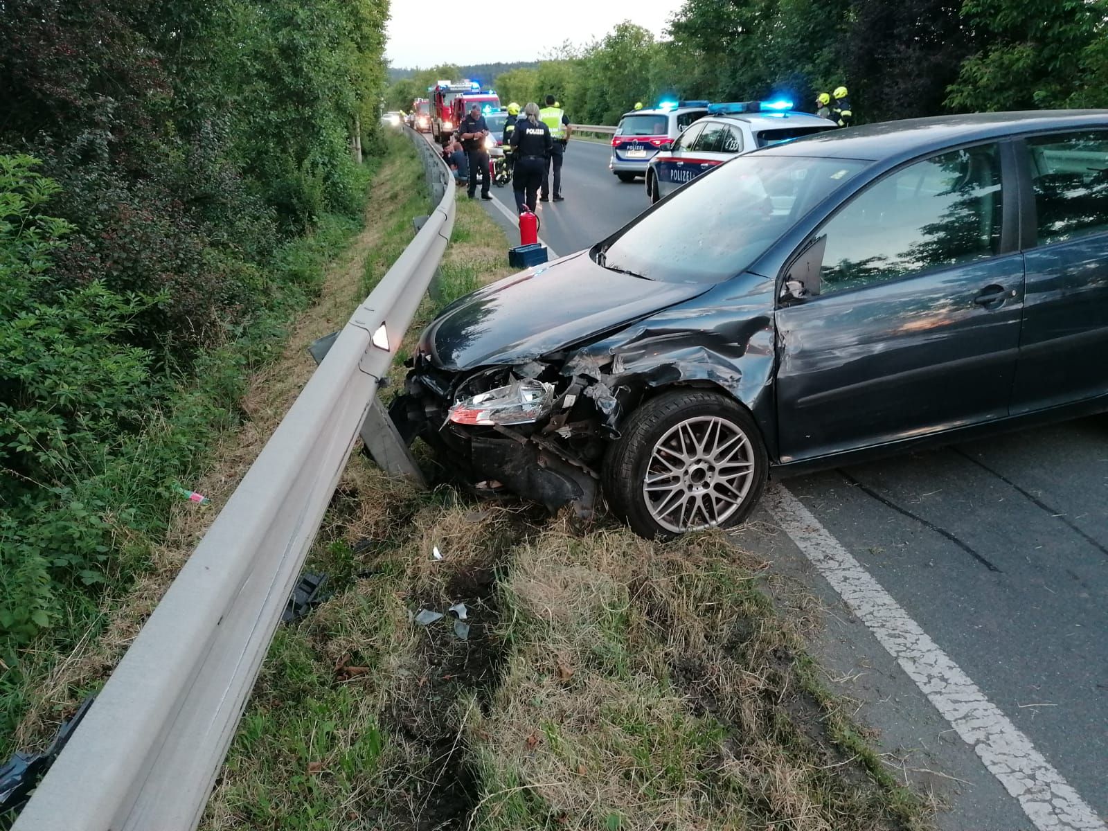 Der VW touchierte aus bisher unbekannter Ursache die Leitschiene und kam schlussendlich quer zur Fahrbahn zum Stillstand.