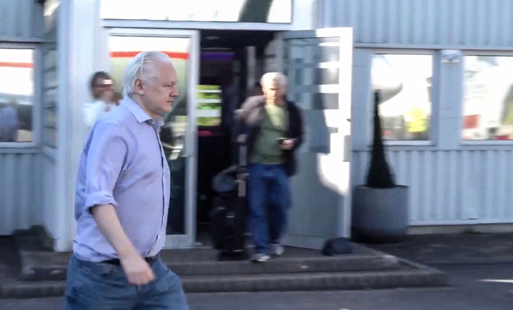 Dieser Screenshot eines Wikileaks-Video zeigt, wie Julian Assange auf dem London Stansted Airport zu einem Flugzeug läuft. 