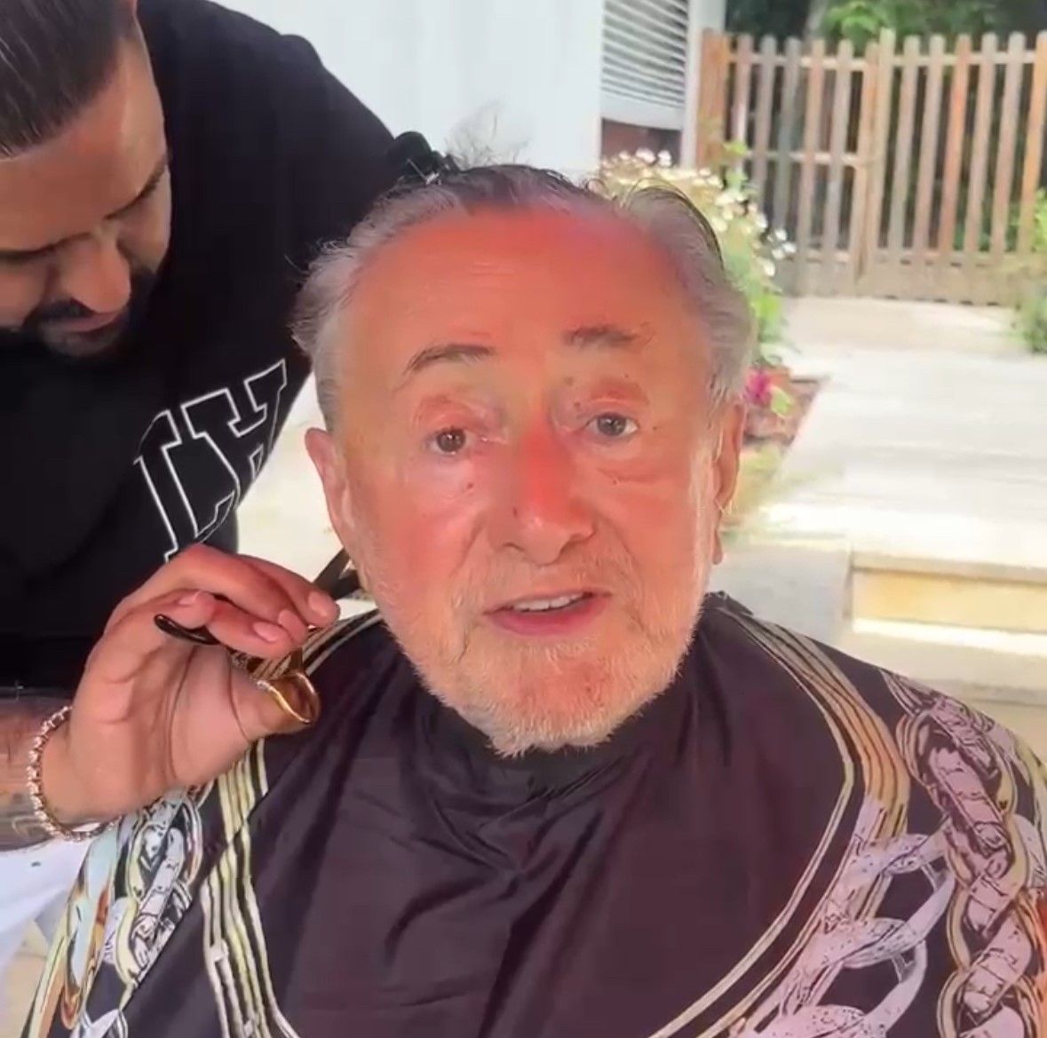 Der Barbier kam nun zu Lugner nach Hause, um ihn wieder salonfähig zu machen