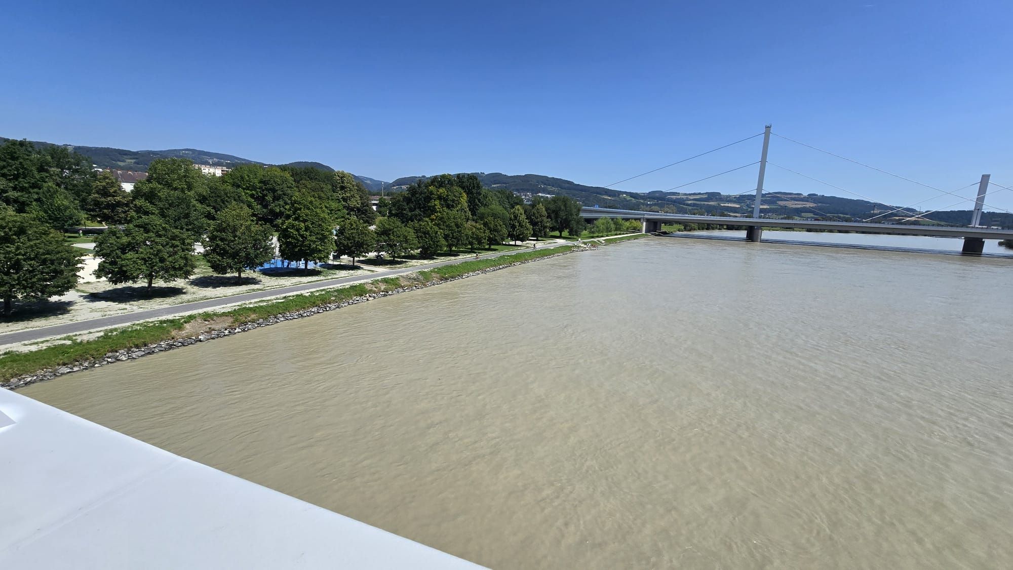 Drama an der Donau in Linz: Hier sprang ein 51-Jähriger ins Wasser, um einen Fußball zu holen. Er starb dabei fast, wurde gegen den Brückenpfeiler gedrückt.