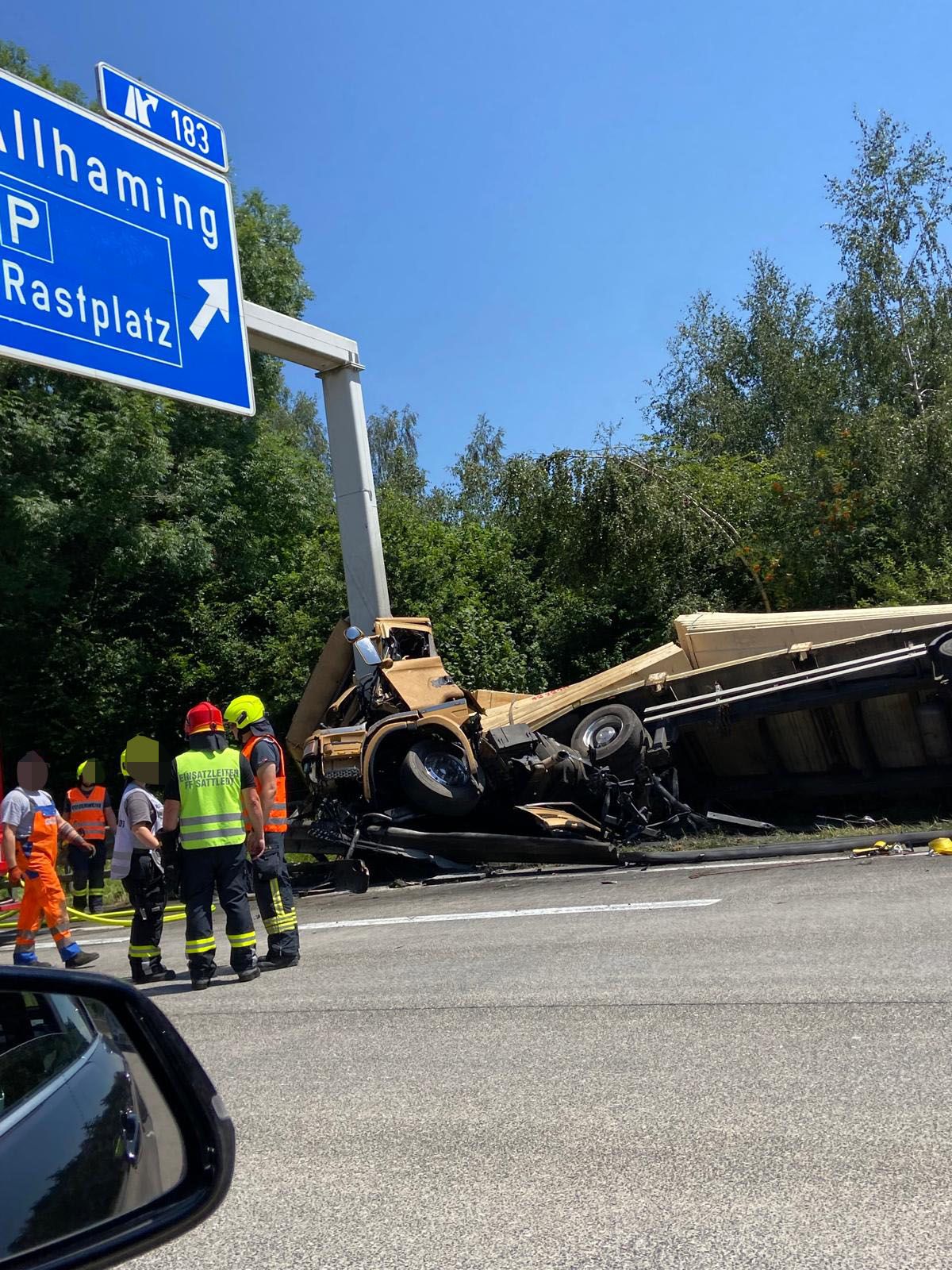 Der Lkw wurde durch den Unfall komplett zerstört.