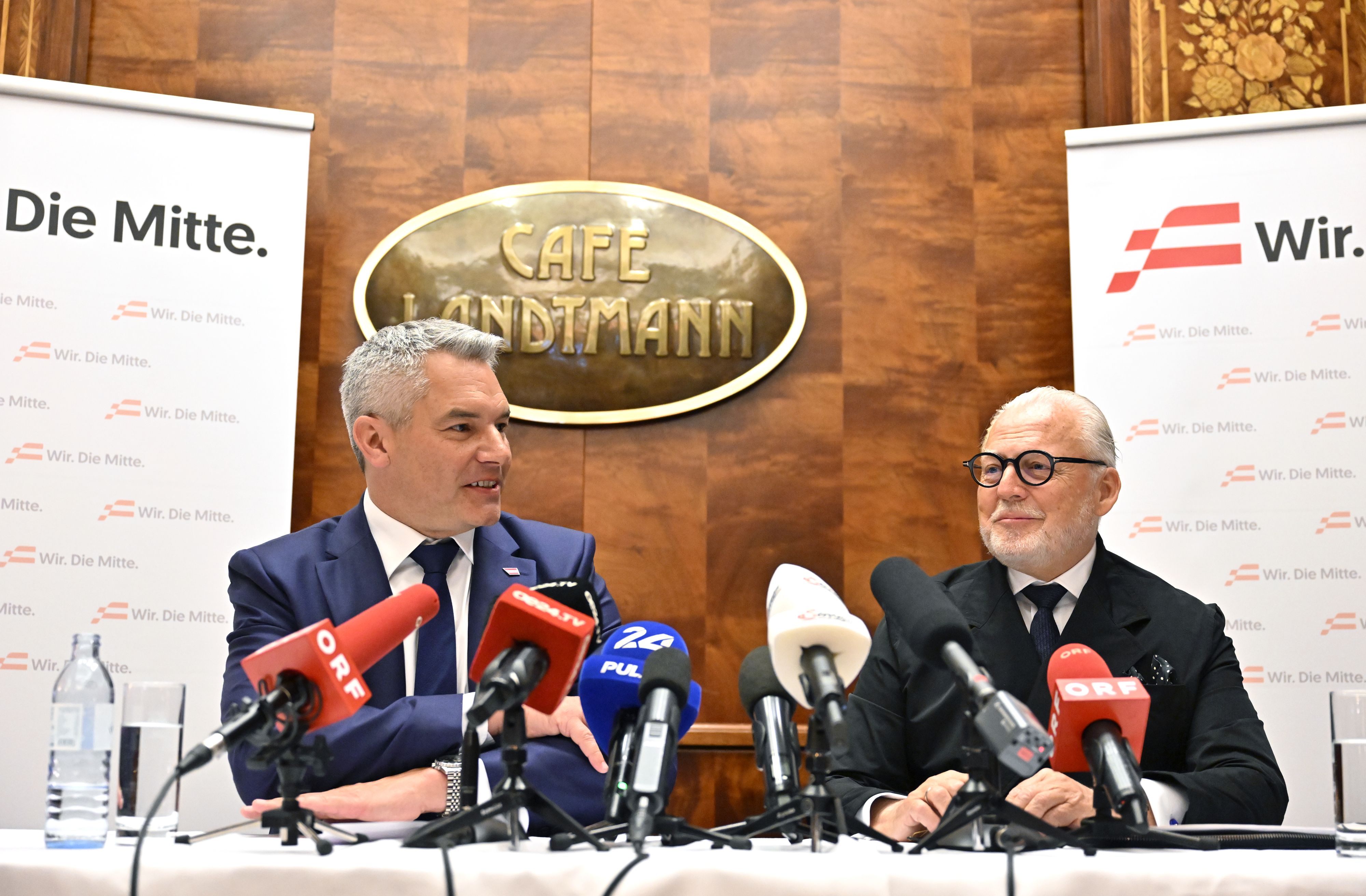 Bundeskanzler Karl Nehammer (ÖVP) und Ex-Lobbyist Wolfgang Rosam (r.) beim Kick-Off ihrer Wahlkampf-Gemeinschaft am 13. Juni 2024.