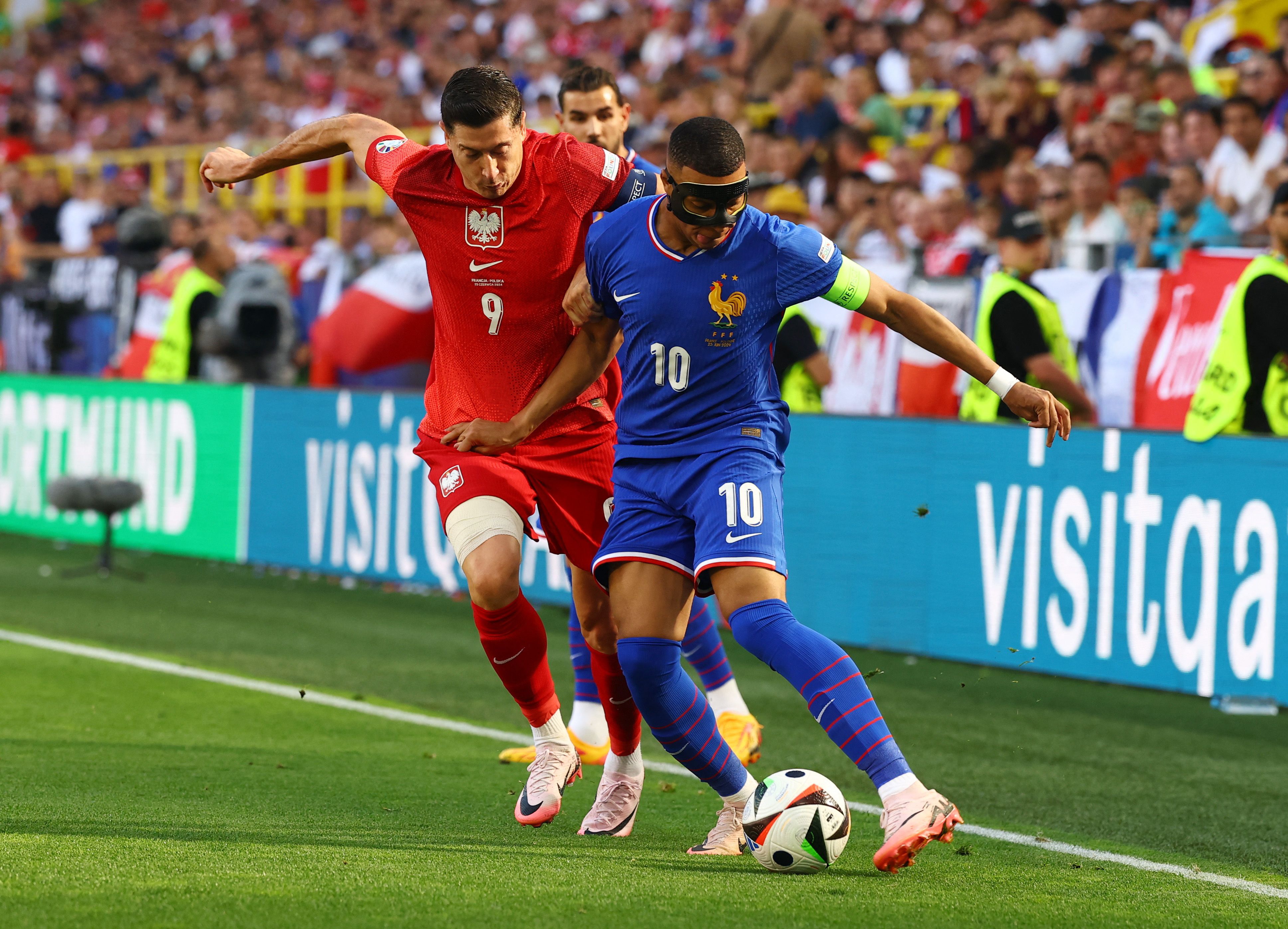 Frankreichs Star Kylian Mbappe gegen Polen-Torjäger Robert Lewandowski.