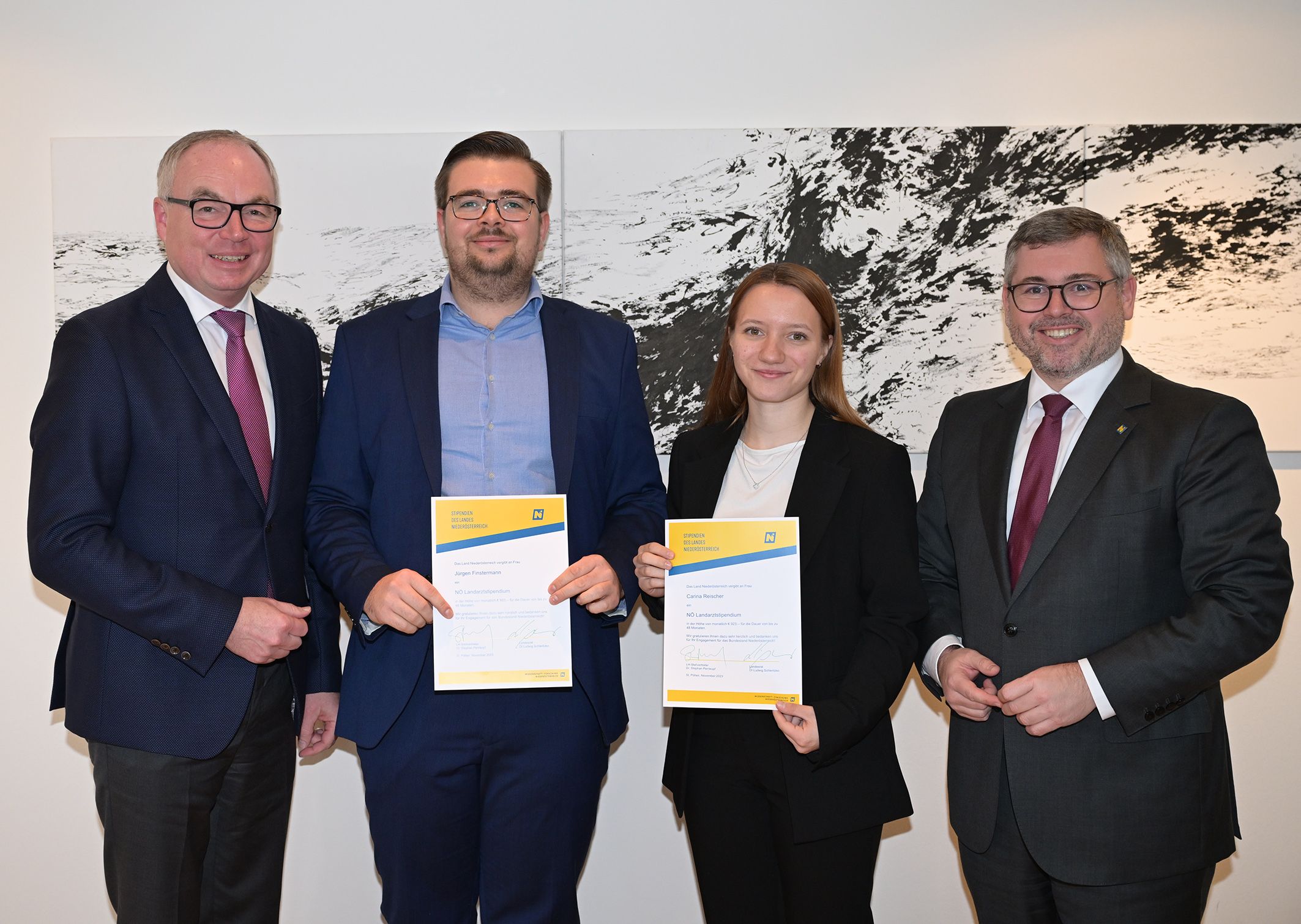 Pernkopf (li.) und Schleritzko (re.) präsentieren höhere Stipendien für angehende Mediziner.