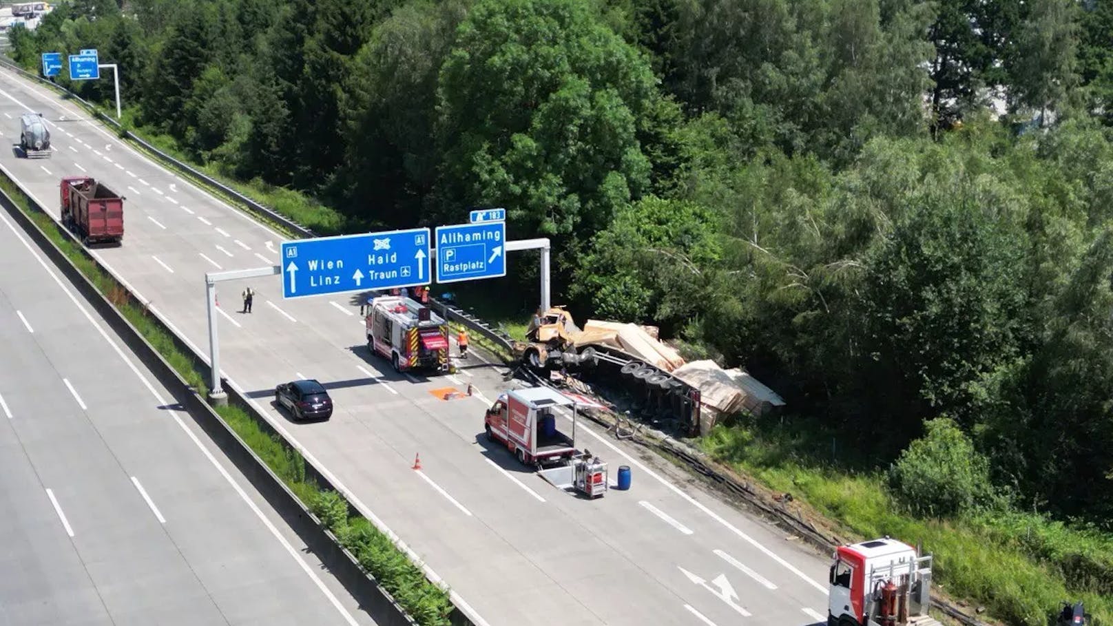 Auf der Westautobahn (A1) in der Nähe von Allhaming (Bez. Linz-Land) kam es zu einem Unfall.