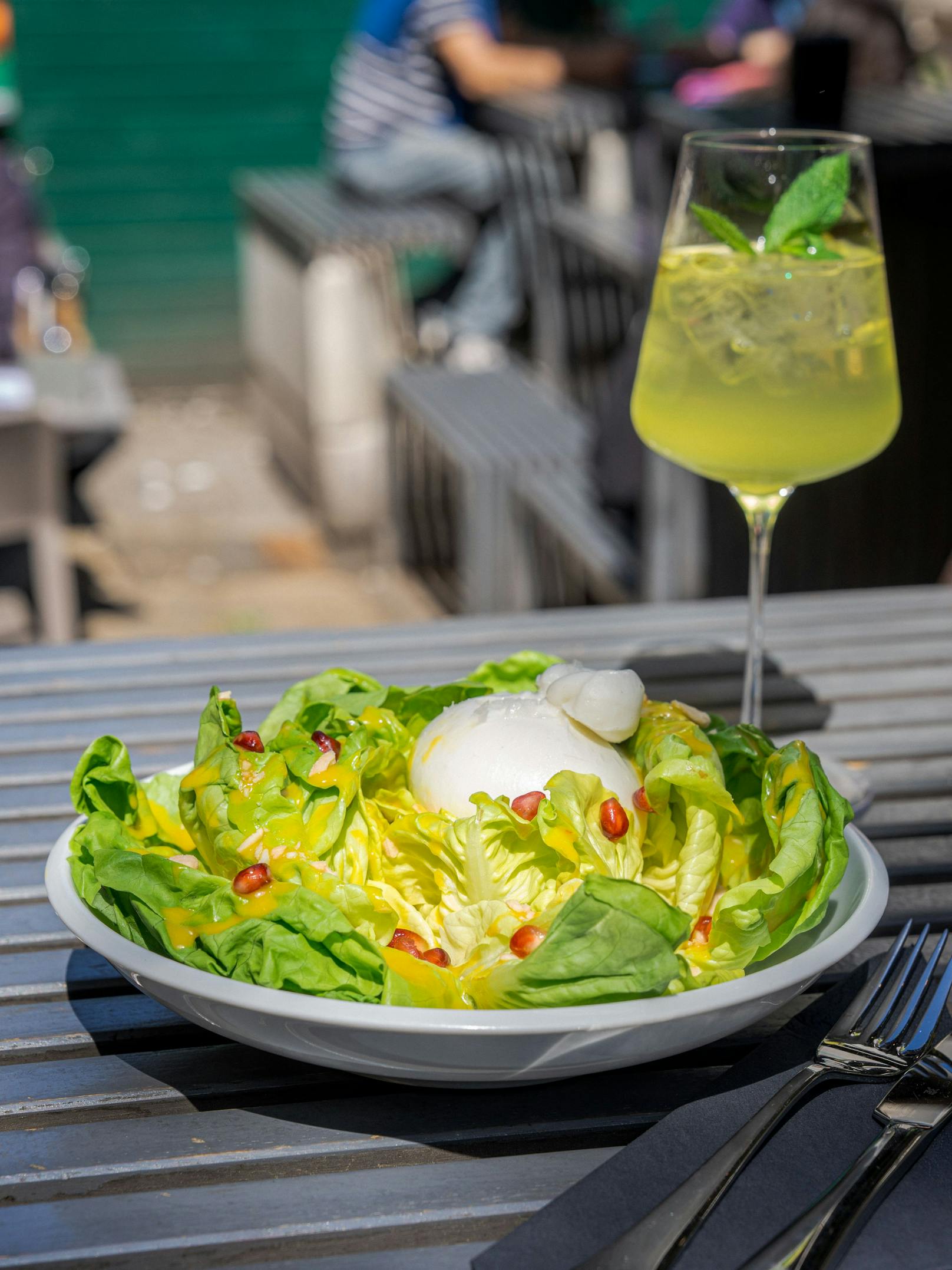 Salat und Mozzarella als leichte Variante bei kleinem Hunger