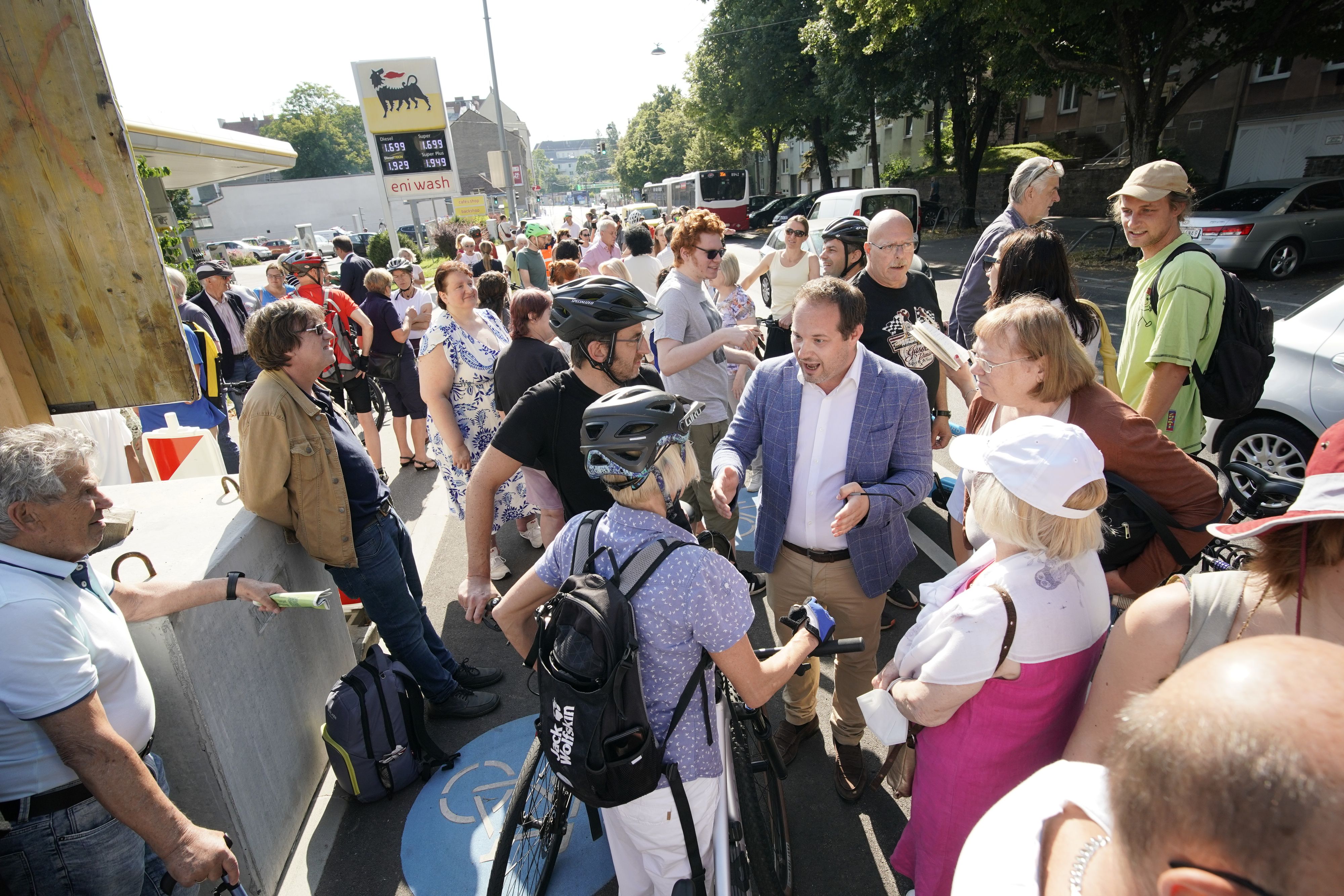 Bezirksvorsteher Daniel Resch diskutierte am frühen Dienstag mit Radlern.
