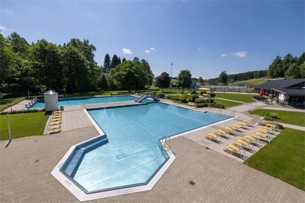 Vier Personen sollen laut einer Zeugin in Bad Leonfelden auf den Bademeister losgegangen sein.