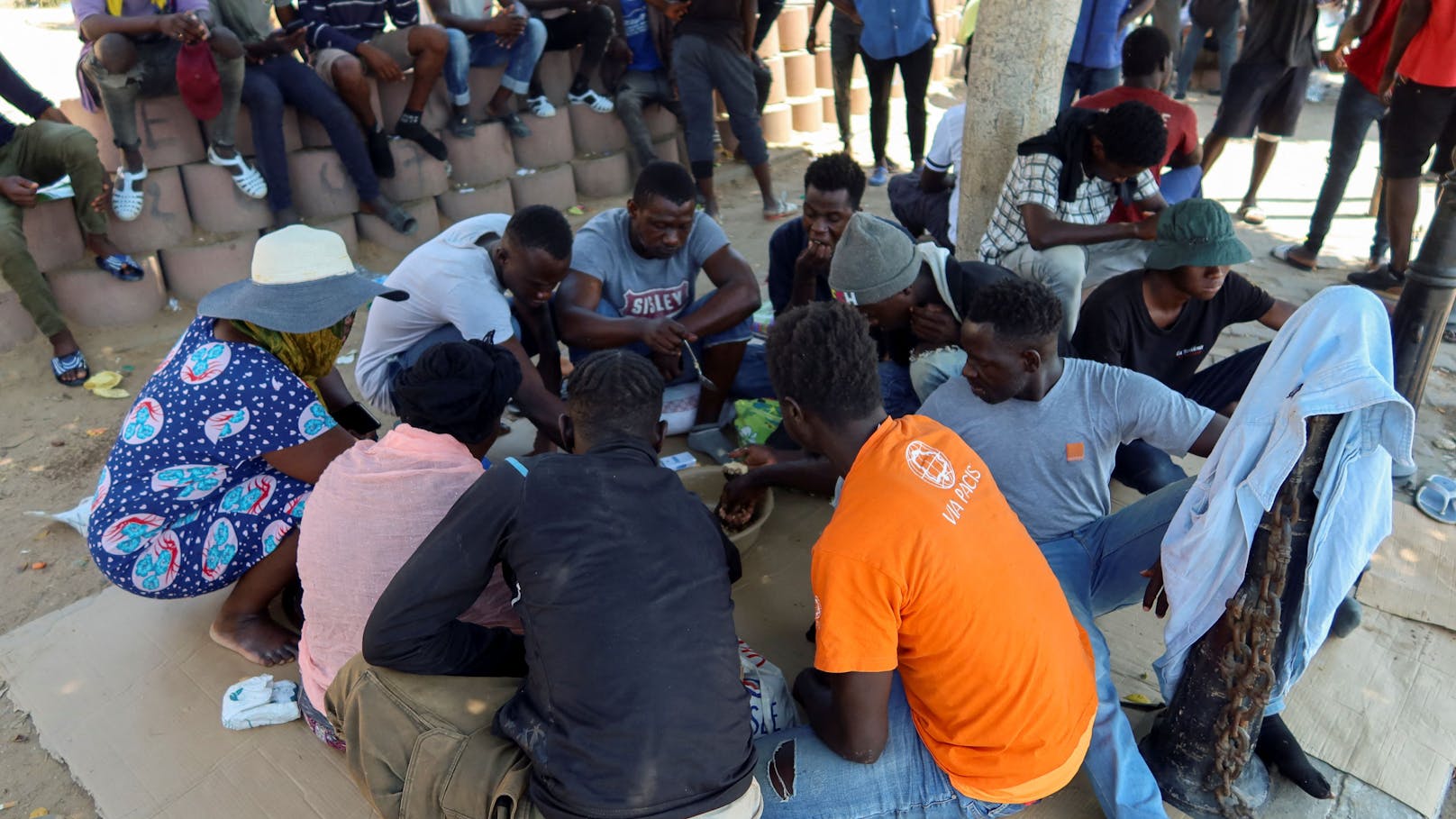 Die irreguläre Migration steuert auf ein Rekordjahr zu. Im Bild: Afrikanische Migranten, gestrandet in Tunesien.