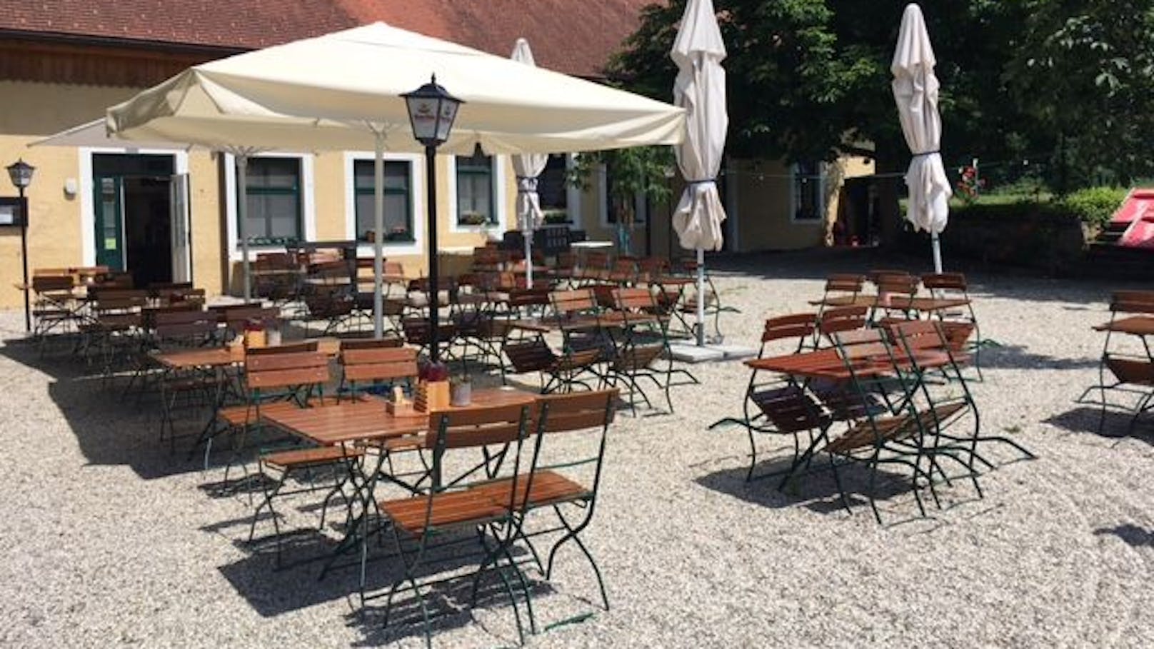 Restaurant „De Daniels im Aggsteinerhof“: Der idyllische, aber leere Gastgarten