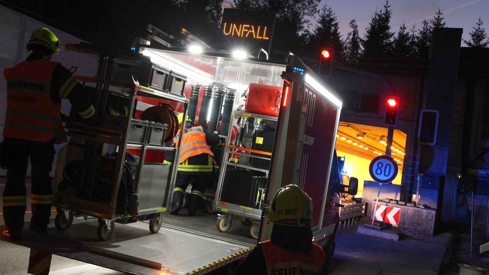 Die Einsatzkräfte zweier Feuerwehren, Rettung, Notarzt und Autobahnpolizei standen Dienstagabend auf der A9 Pyhrnautobahn in Micheldorf in Oberösterreich (Bezirk Kirchdorf an der Krems) im Einsatz.