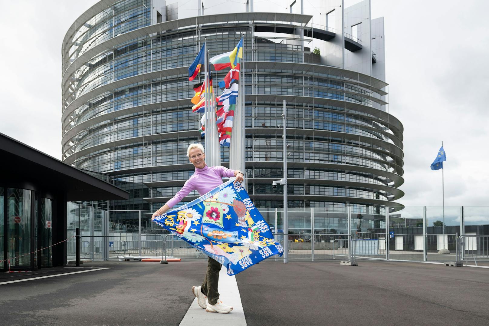 Martina Gleissenebner-Teskey vor dem EU-Parlament.