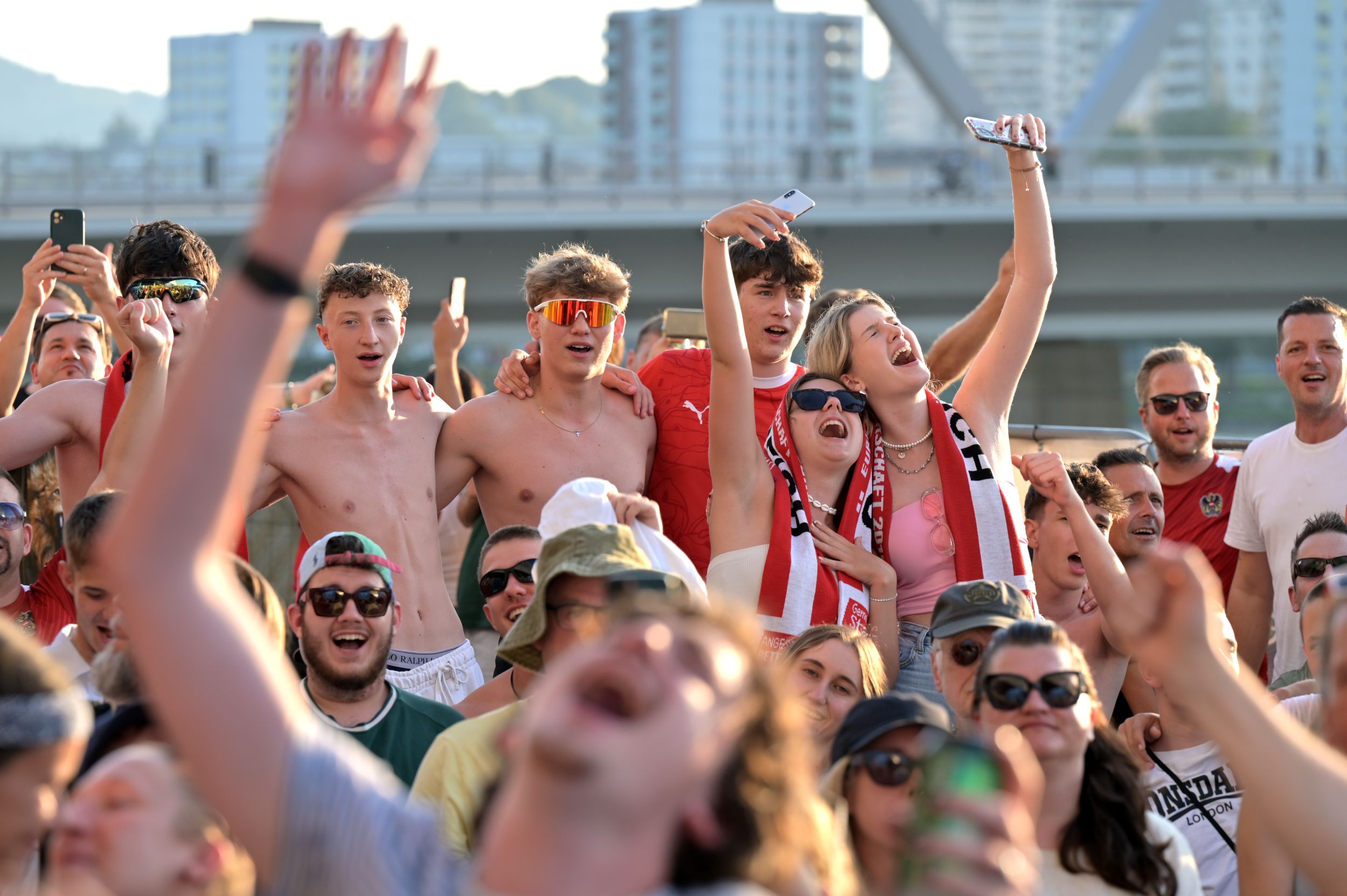 Ausgelassenes Feiern an der wohl schönsten Public-Viewing-Location von Linz am Donau-Ufer