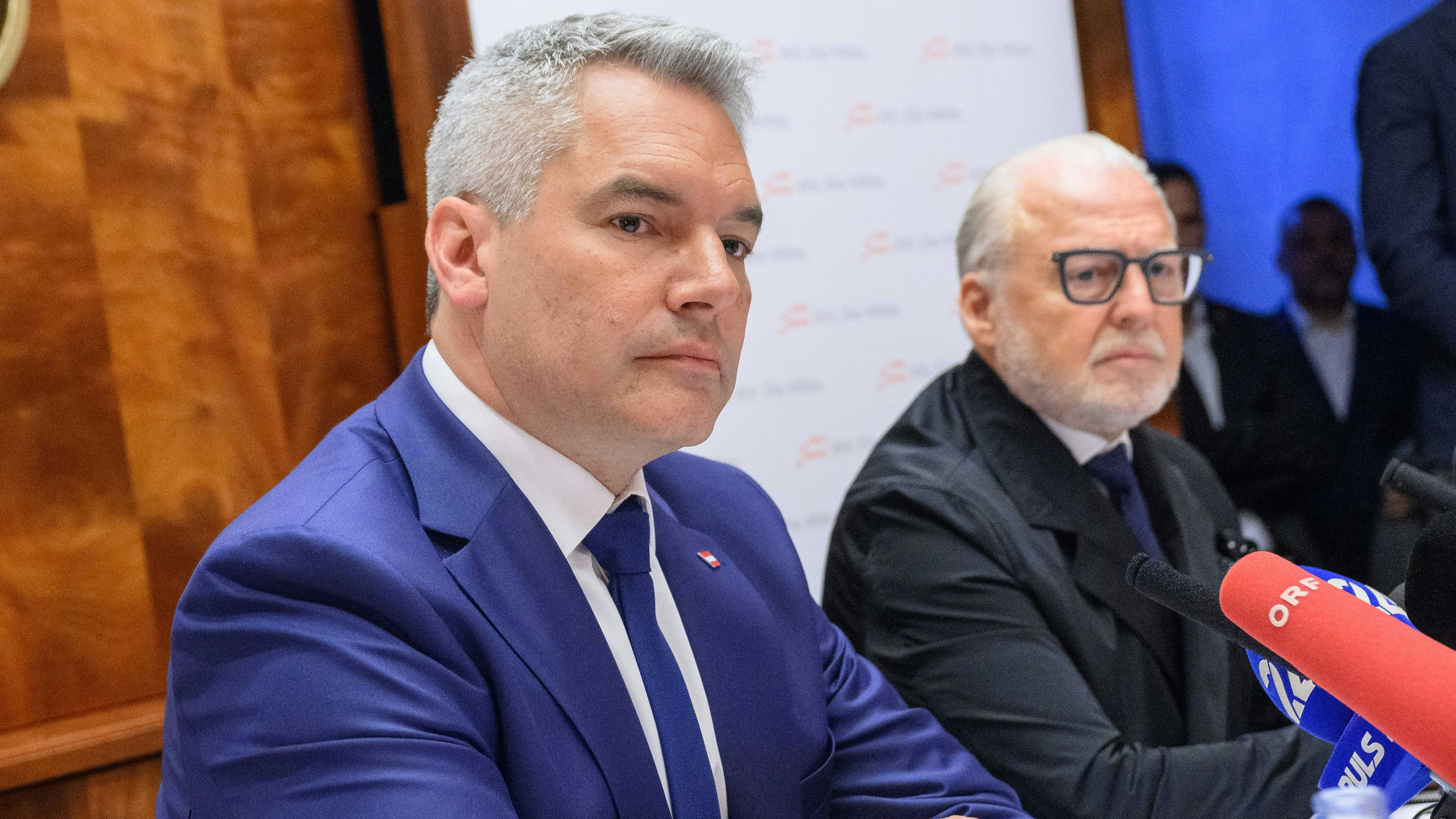 Bundeskanzler Karl Nehammer (ÖVP) und Wolfgang Rosam bei der Präsentation der Wahlkampf-Initiative "Wir. Die Mitte" am 13. Juni, 2024 in Wien.