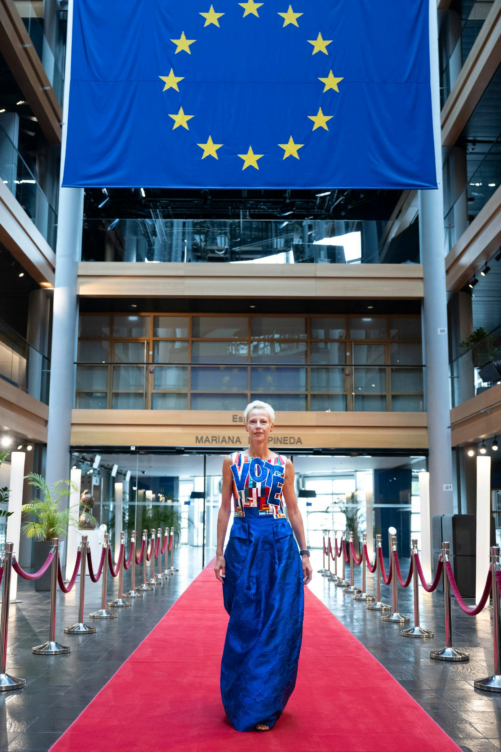 Model Martina Gleissenebner-Teskey am Roten Teppich im EU Parlament. 