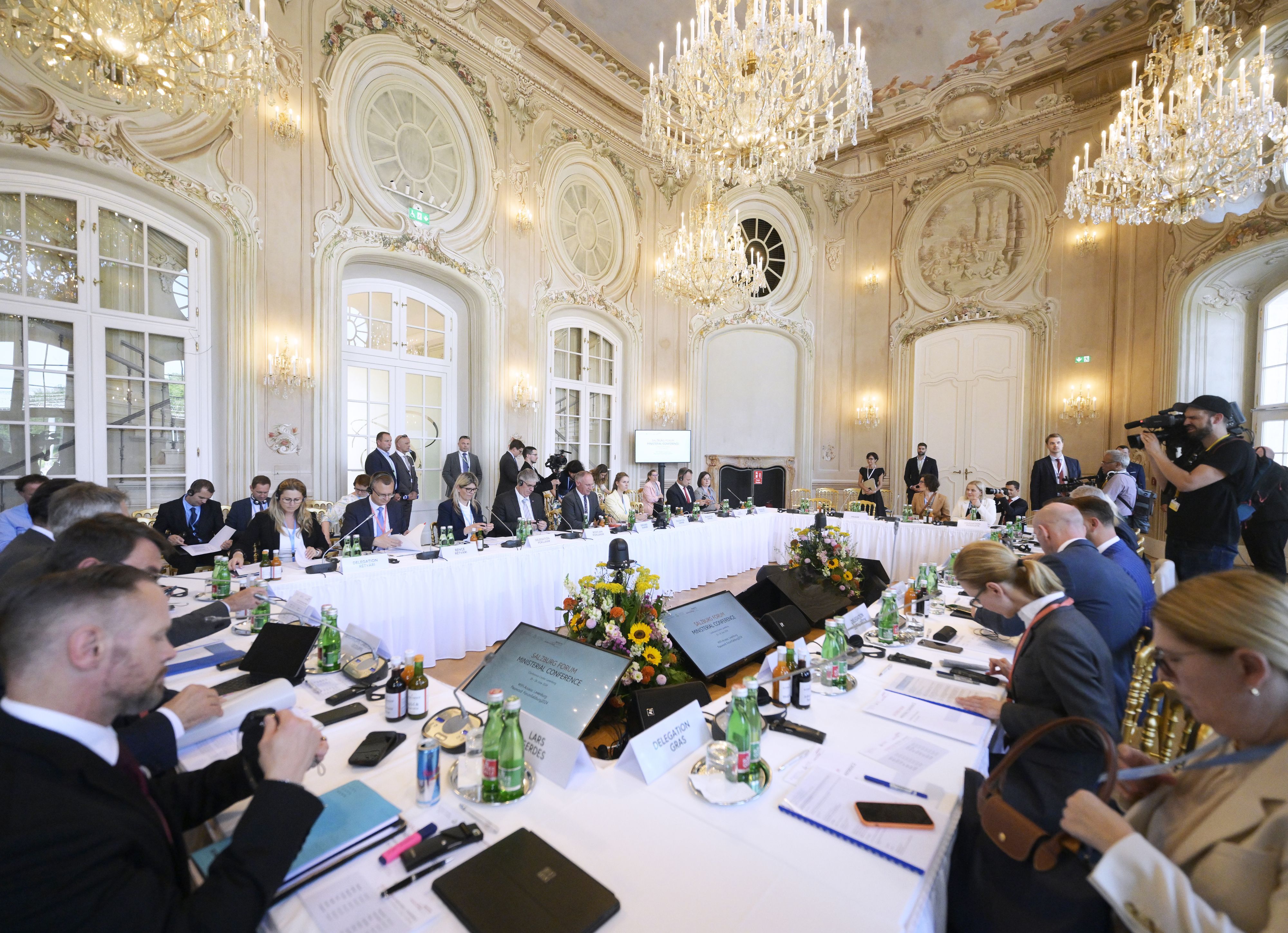 Blick in den Sitzungssaal vor Beginn einer Ministerkonferenz zum Thema 