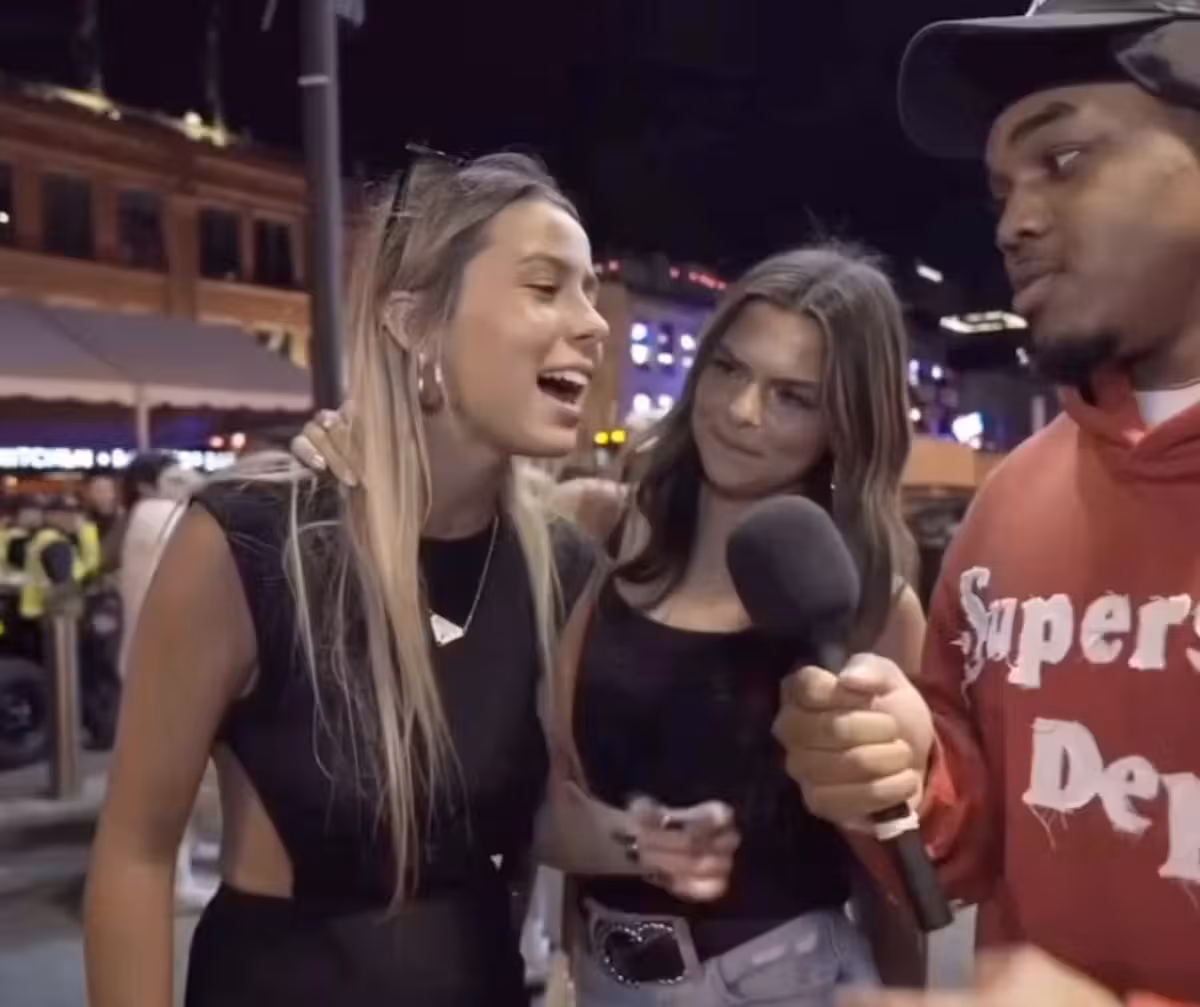 Durch diese Straßenumfrage wurde die junge blonde Frau eine Internetsensation.