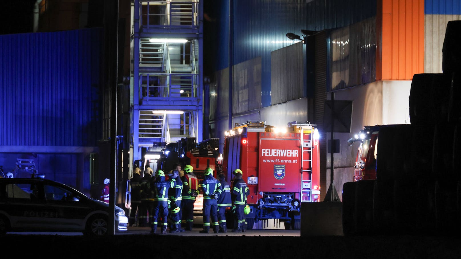 In Enns (Bezirk Linz-Land) standen am späten Dienstagabend zwei Feuerwehren bei einem Brand auf dem Gelände eines Abfallverwertungsbetriebes im Einsatz.