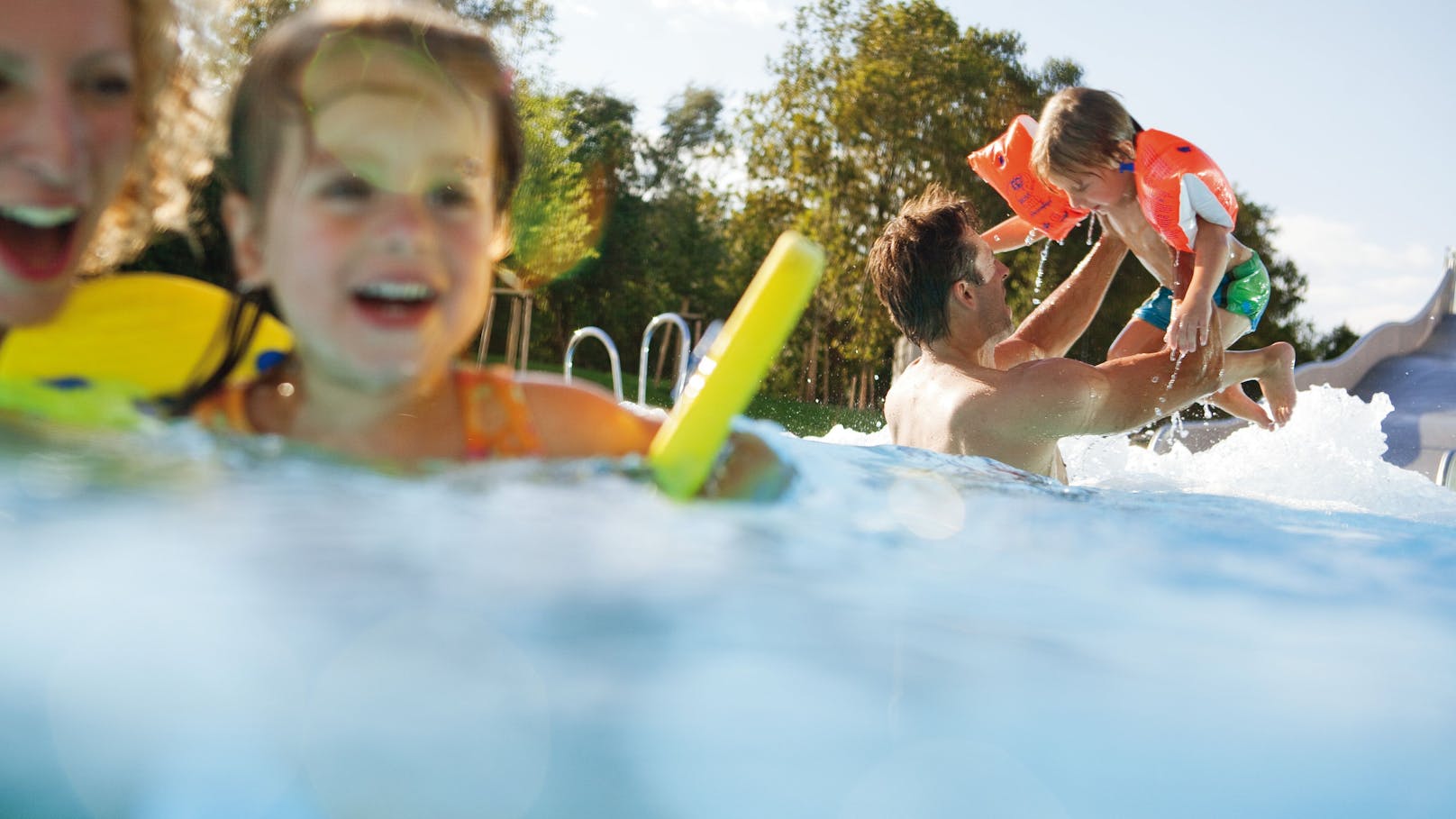 Familienspass im Wasser der Therme - Zusatzangebote sollen den Aufenthalt noch schöner machen