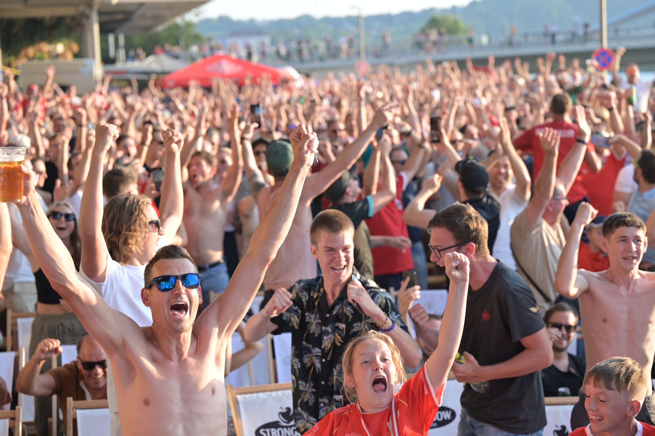 Unglaubliche Stimmung herrschte beim Sieg der ÖFB-Auswahl gegen die Niederlande vor dem Lokal Tante Kaethe in Linz bei der EM 2024.
