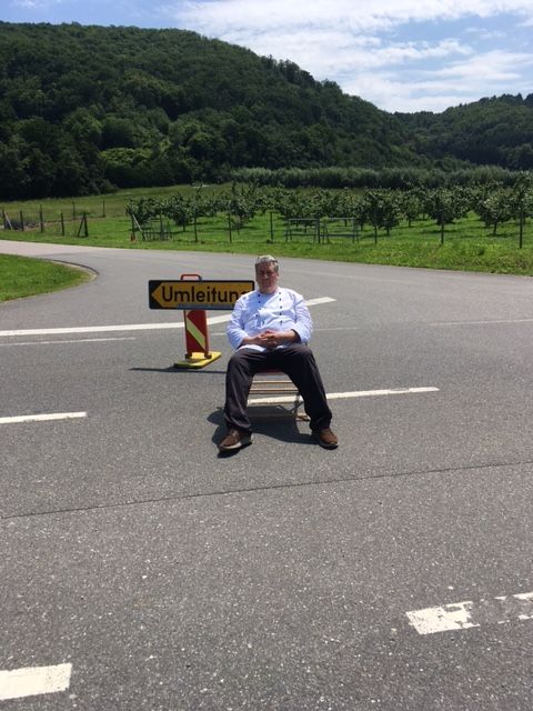 Gastronom Patrick Daniels (57) ist verzweifelt: Nach dem Felssturz klagt er über massive Umsatzeinbußen.