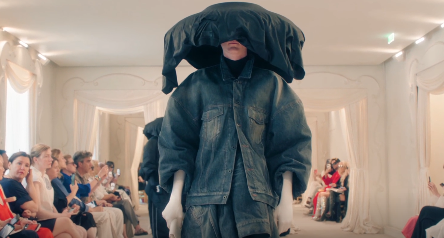 In Paris trugen die Balenciaga-Models Lampenschirme mit T-Shirts und anderen Stoffen auf dem Kopf.