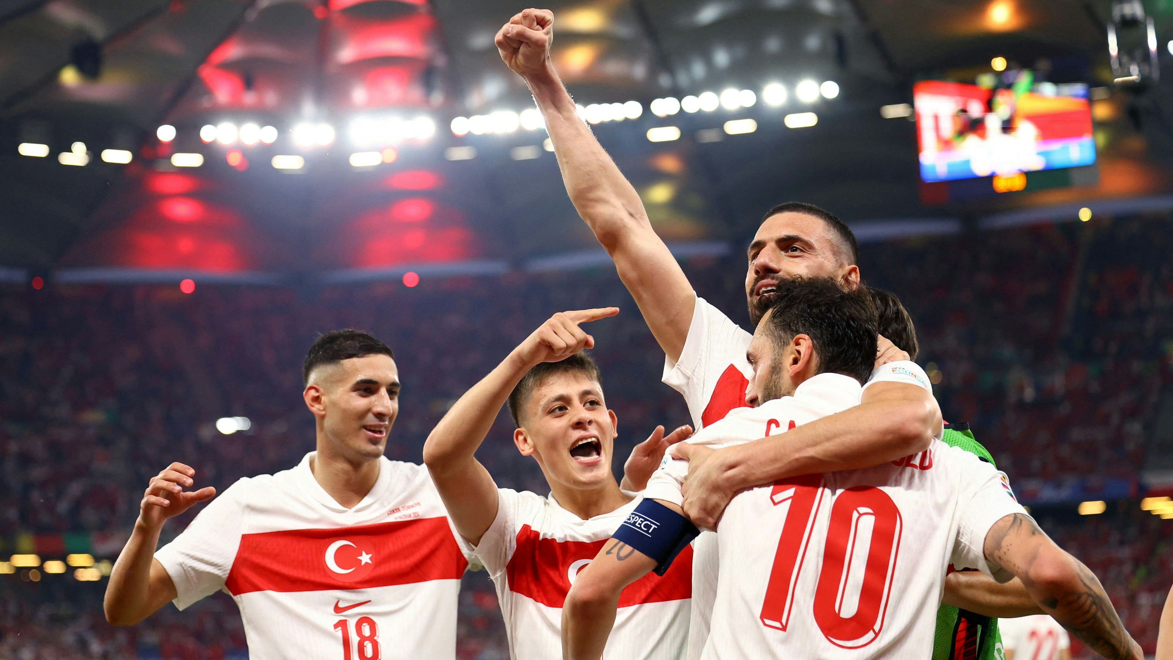 Türkeis Führungstorschütze Hakan Calhanoglu jubelt. 