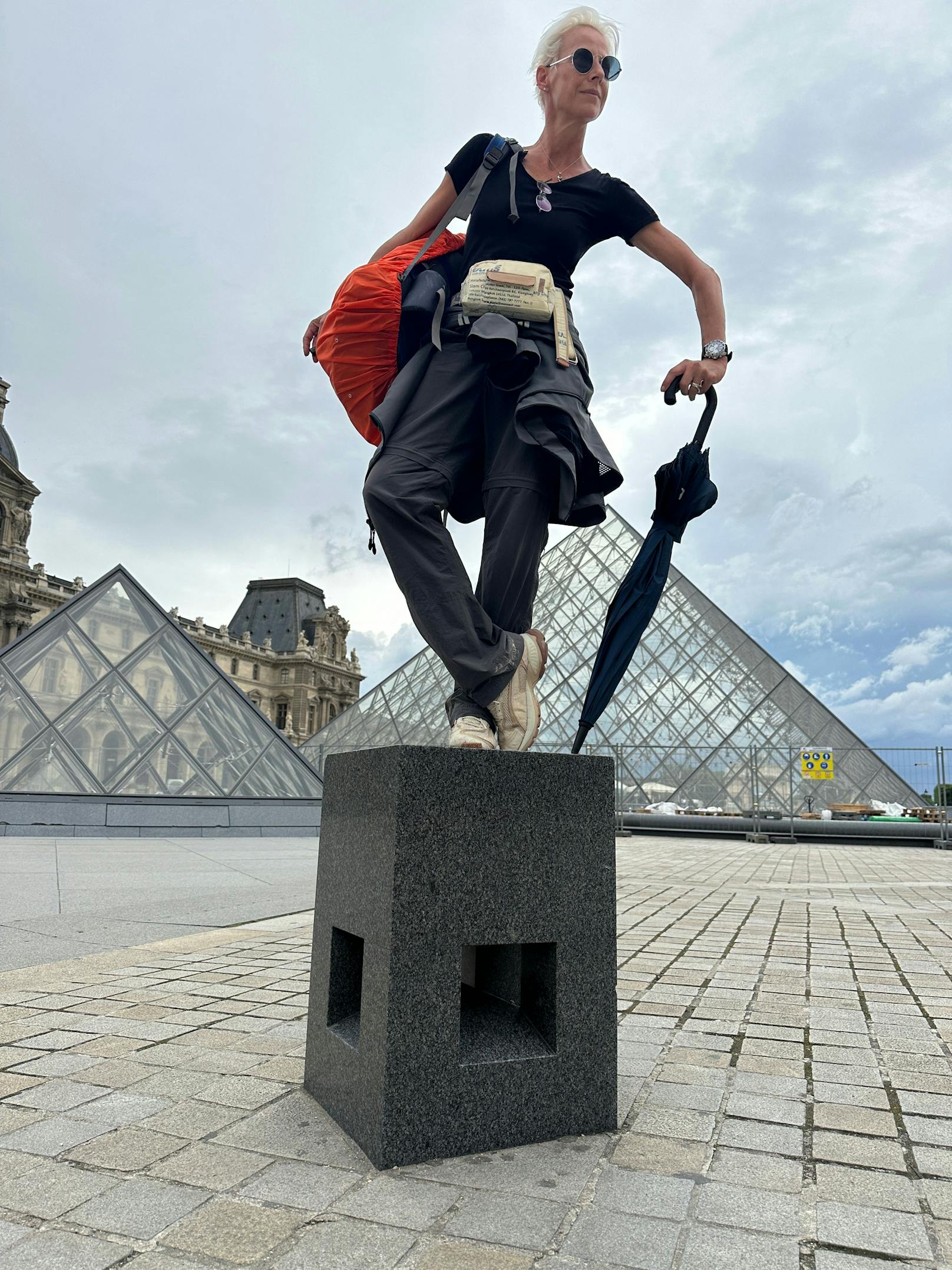 Geschafft: Martina Gleissenebner-Teseky am Place du Louvre für ihren WALK4FUTURE.