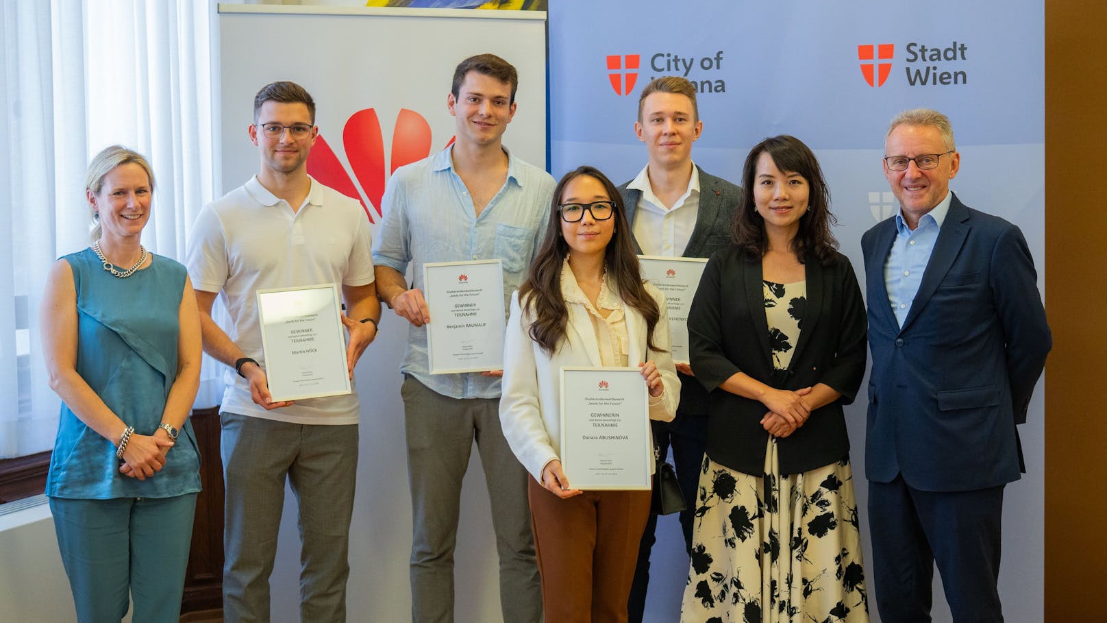 Die vier Gewinner:innen des "Seeds for the Future" Programms wurden bei einer feierlichen Zeremonie im Wiener Rathaus vom Ersten Präsident des Wiener Landtags Ernst Woller empfangen.