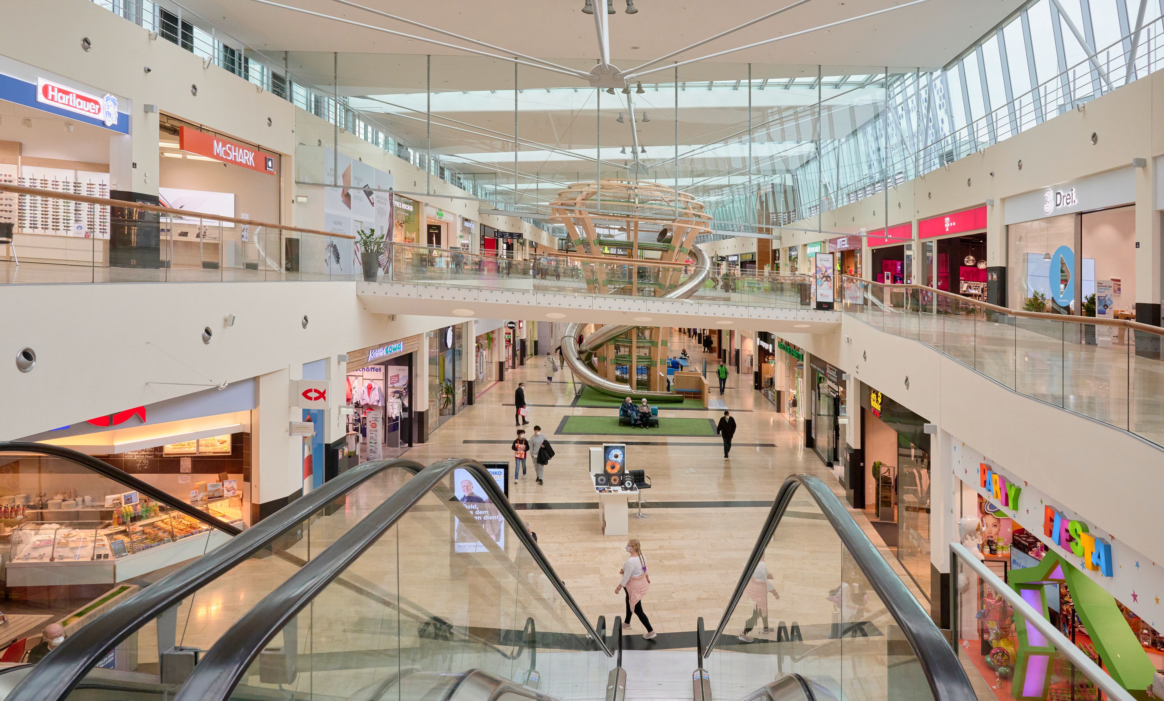 Donauzentrum: Donnerstagabend verständigte ein Mitarbeiter eines Elektrogeschäftes den Polizeinotruf. (Symbolfoto)