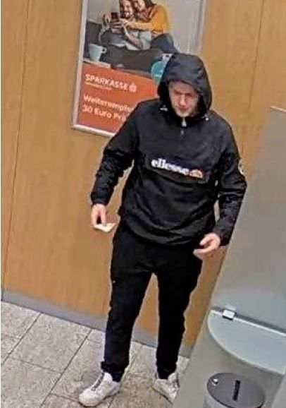 Dieser Mann soll eine Bankomatkarte gestohlen und mehrfach Geld abgehoben haben.