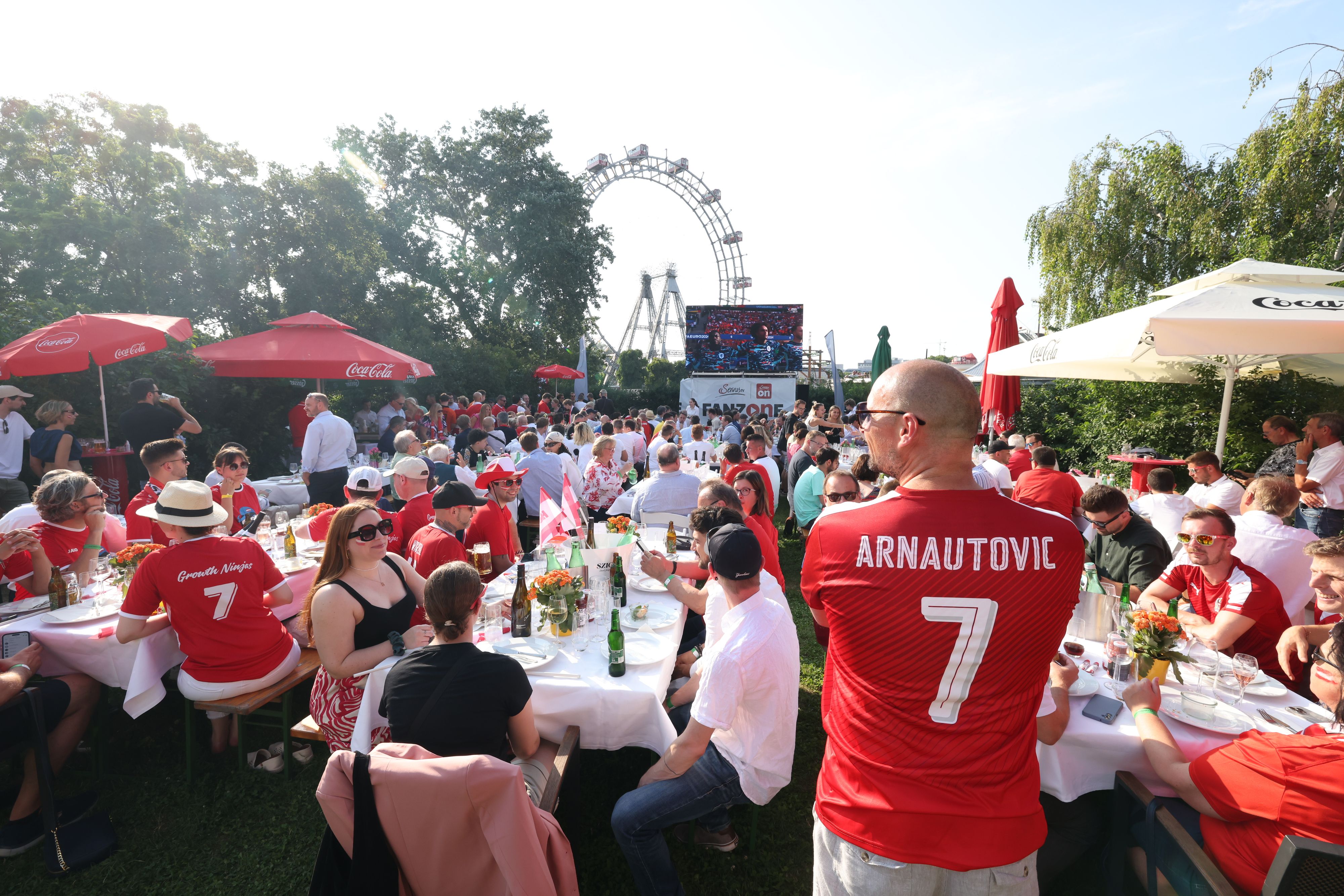 Public Viewing in der Fanzone im Wiener Prater.